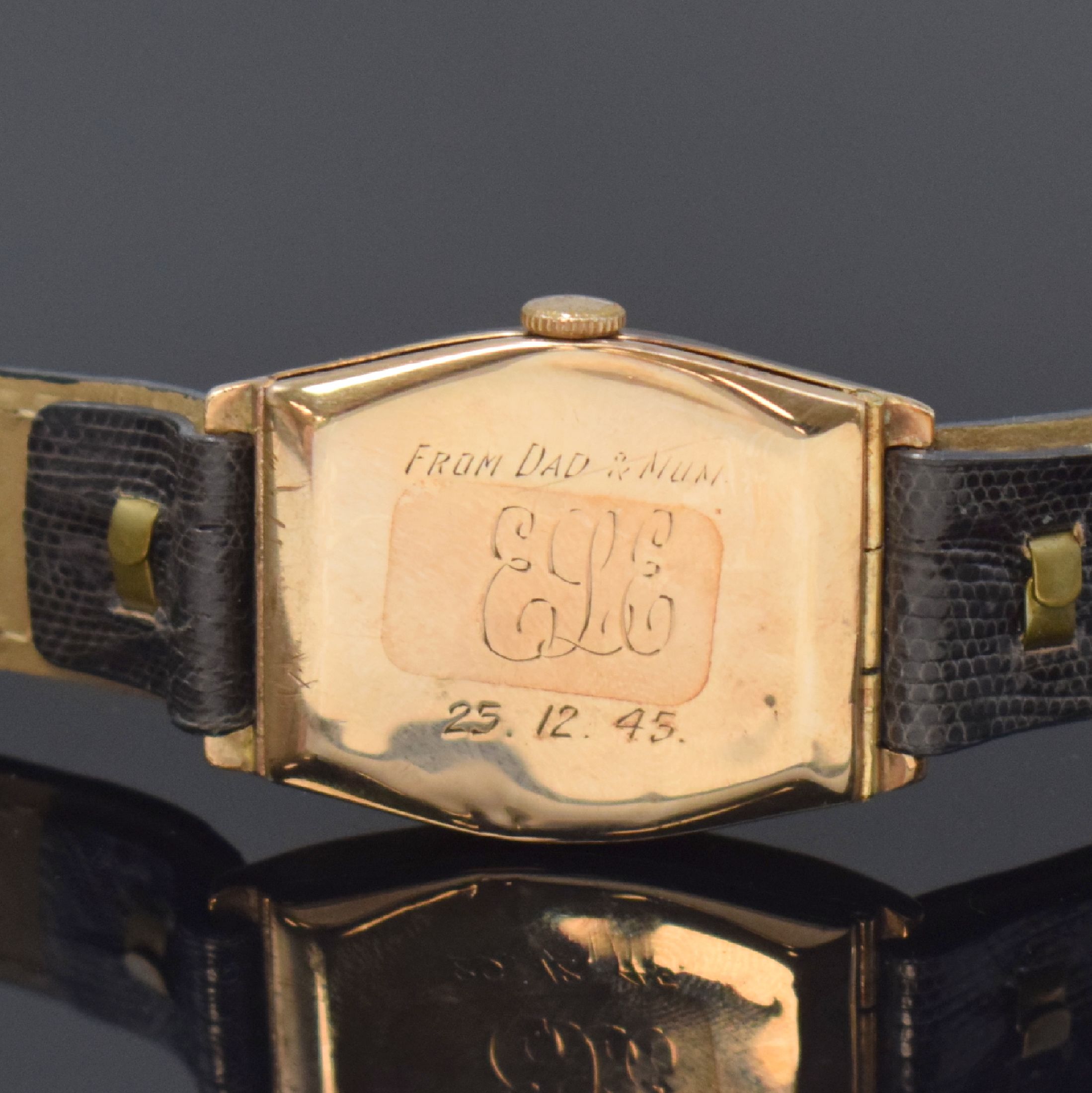 Detail d: OMEGA Armbanduhr in Rotgold 9k, Schweiz / USA um 1938, Handaufzug, tonneau-förmiges Scharniergeh. dell., Boden m. Widmungsgrav. v. 1945, silb. ...