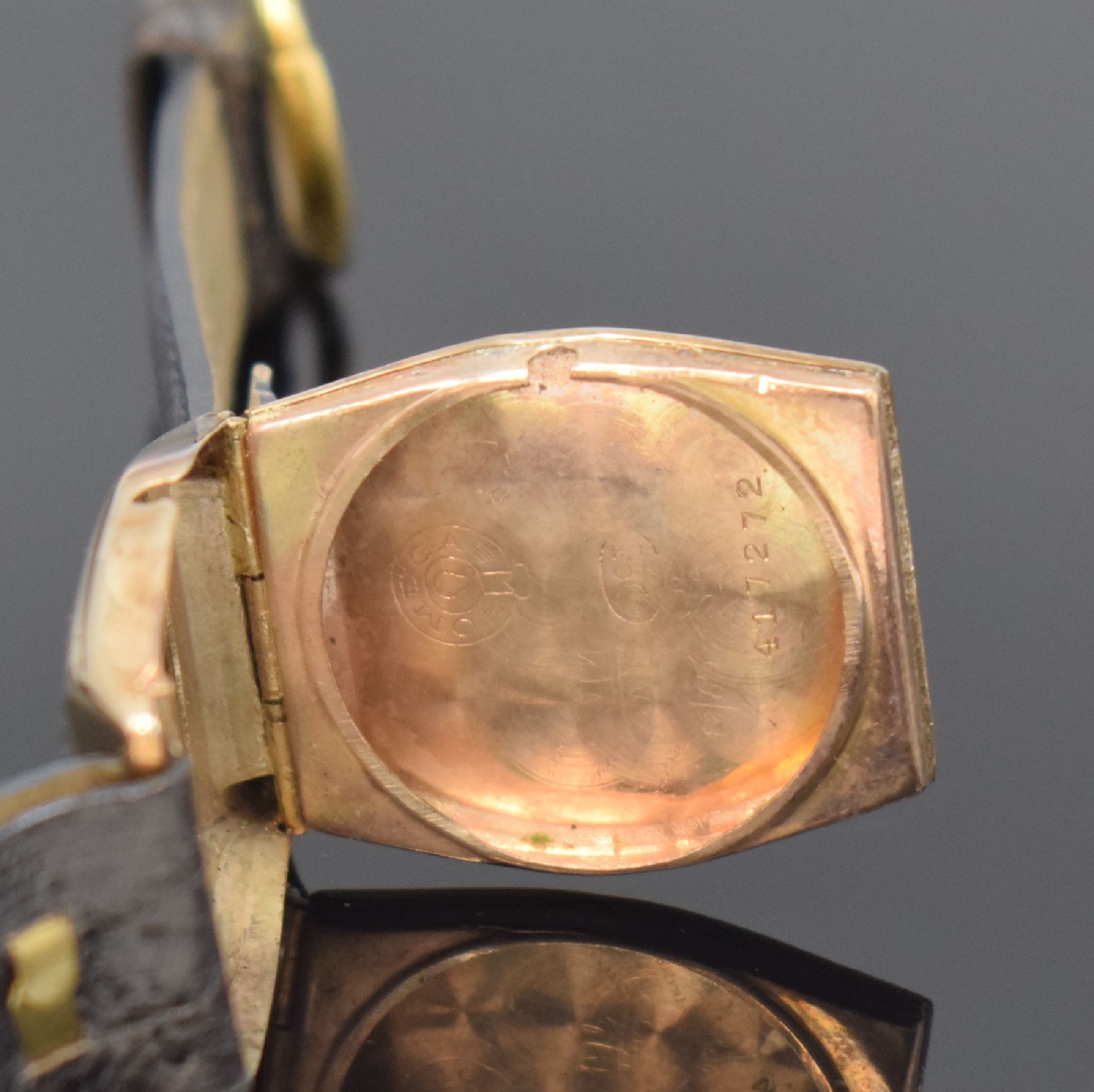 Detail e: OMEGA Armbanduhr in Rotgold 9k, Schweiz / USA um 1938, Handaufzug, tonneau-förmiges Scharniergeh. dell., Boden m. Widmungsgrav. v. 1945, silb. ...