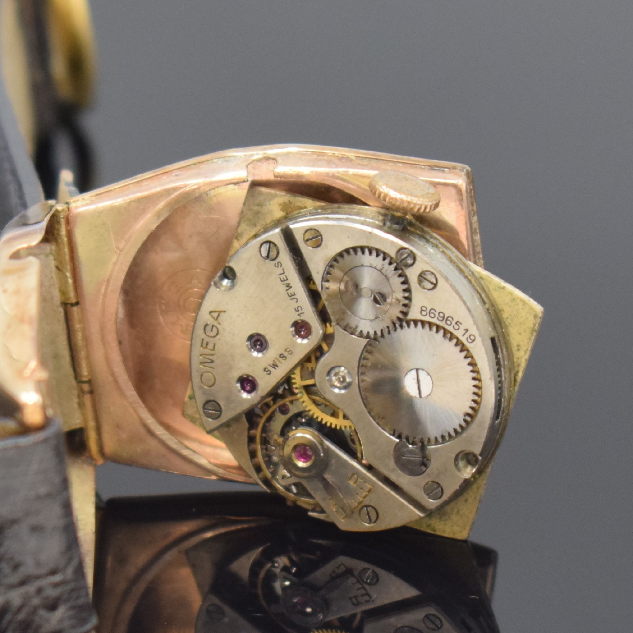 Detail f: OMEGA Armbanduhr in Rotgold 9k, Schweiz / USA um 1938, Handaufzug, tonneau-förmiges Scharniergeh. dell., Boden m. Widmungsgrav. v. 1945, silb. ...