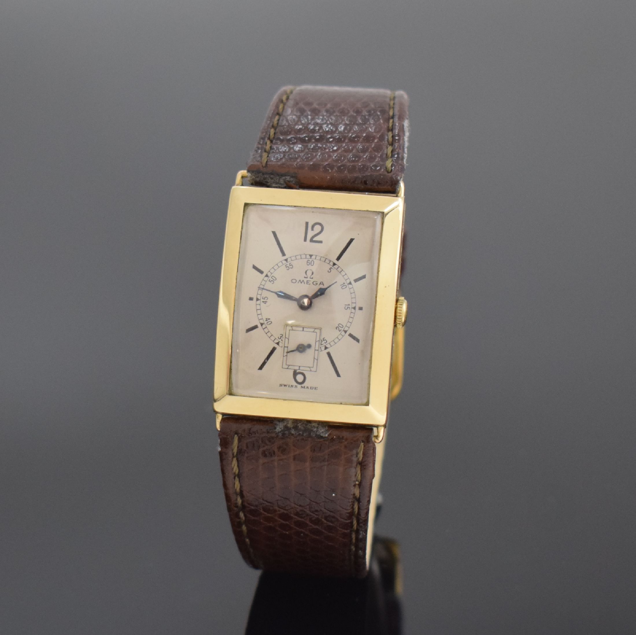 OMEGA große, rechteckige Armbanduhr in GG 585/000, Schweiz um 1930, Handaufzug, Scharniergeh. m. grav. Rand, silb. Zifferbl. rest., gebl. Zeiger, ...