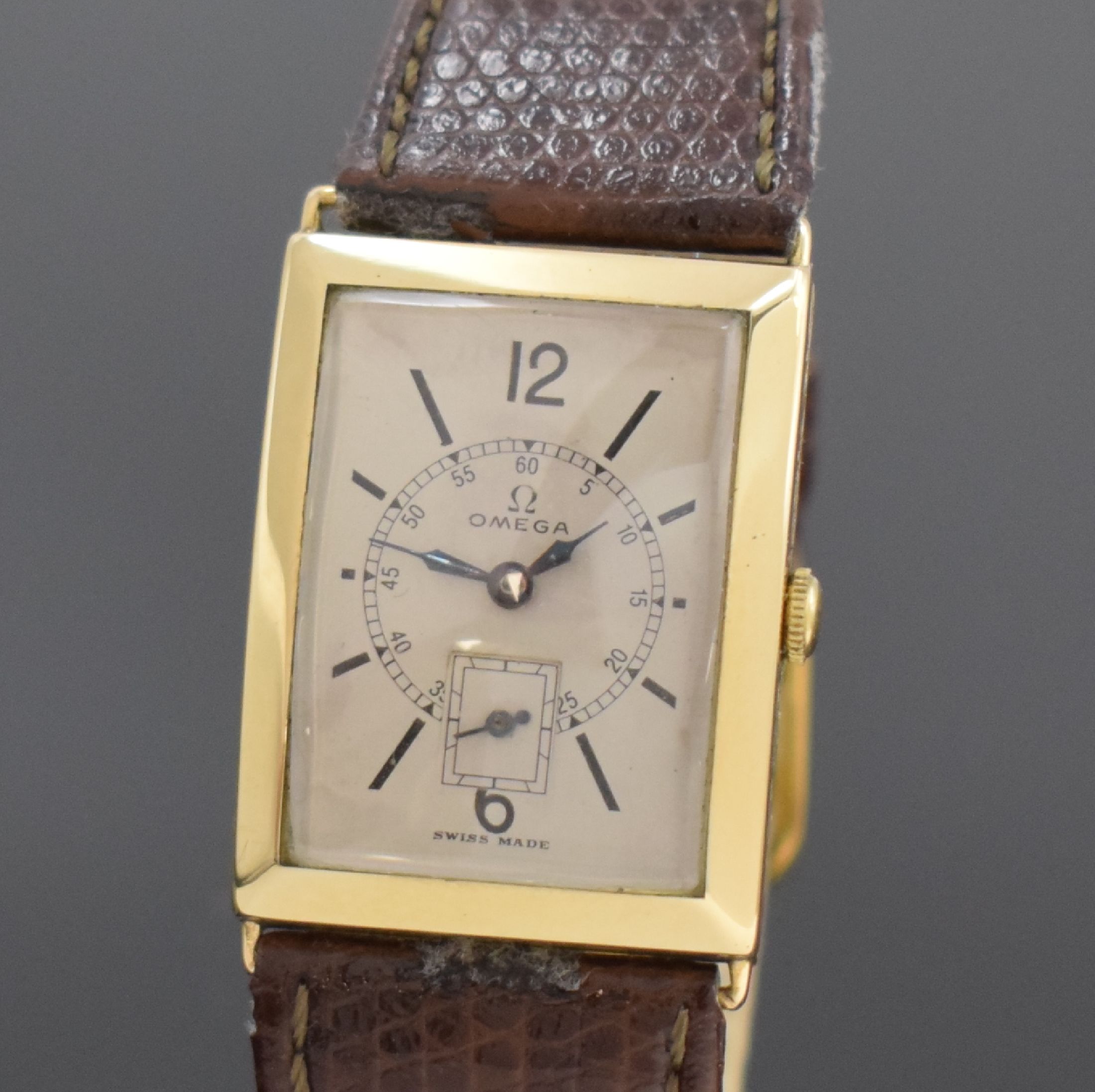 Detail a: OMEGA große, rechteckige Armbanduhr in GG 585/000, Schweiz um 1930, Handaufzug, Scharniergeh. m. grav. Rand, silb. Zifferbl. rest., gebl. Zeiger, ...