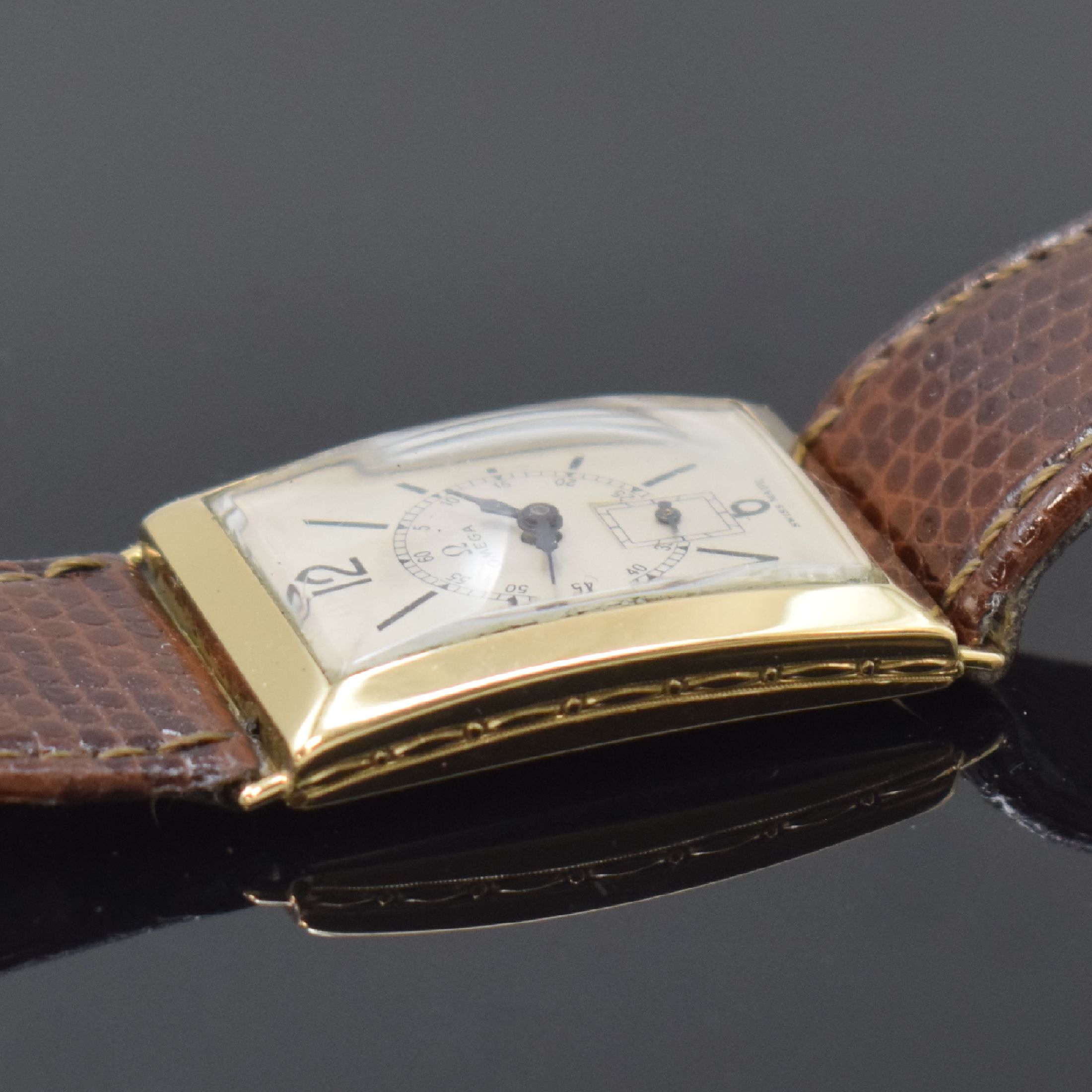 Detail c: OMEGA große, rechteckige Armbanduhr in GG 585/000, Schweiz um 1930, Handaufzug, Scharniergeh. m. grav. Rand, silb. Zifferbl. rest., gebl. Zeiger, ...