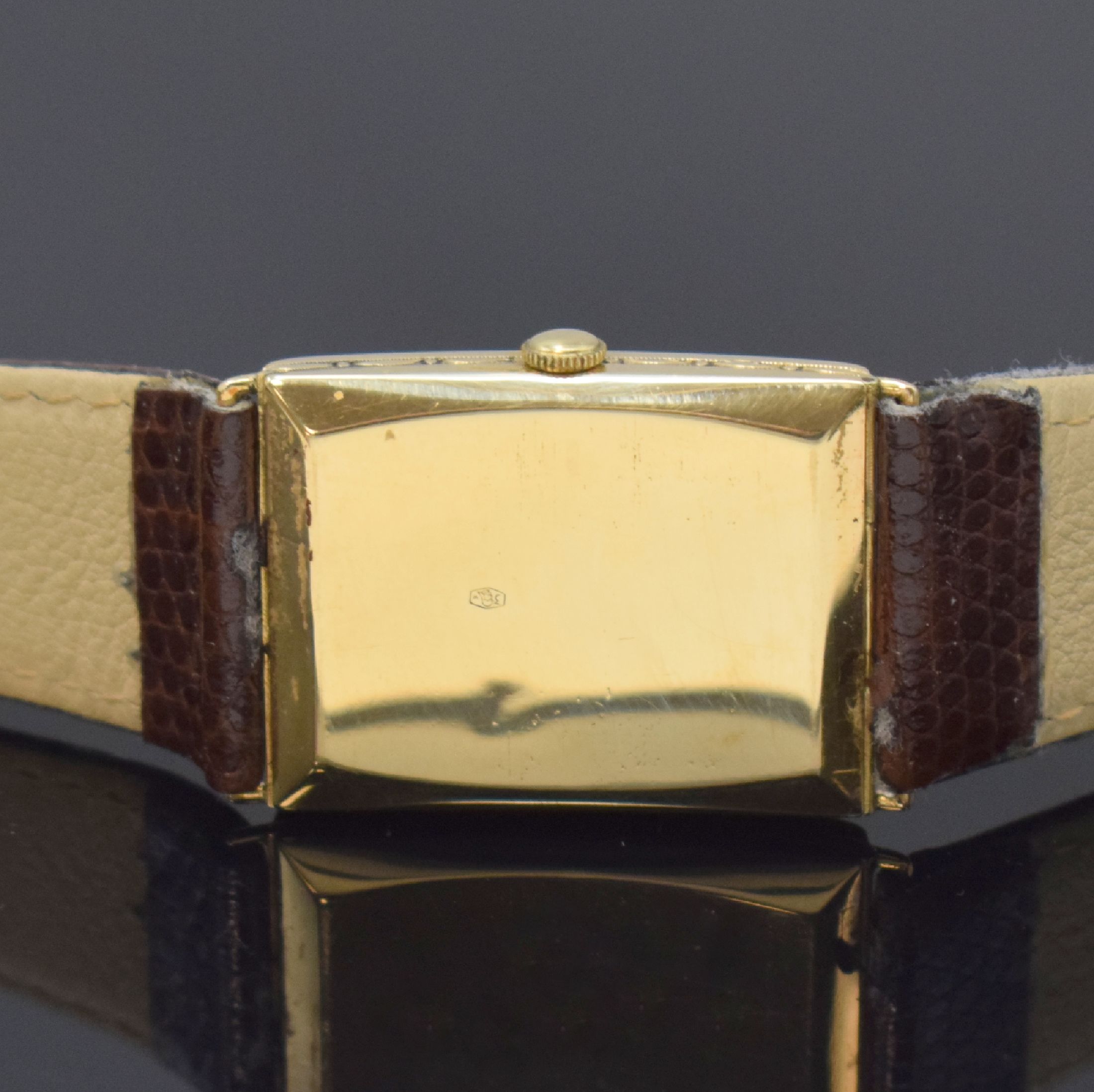 Detail d: OMEGA große, rechteckige Armbanduhr in GG 585/000, Schweiz um 1930, Handaufzug, Scharniergeh. m. grav. Rand, silb. Zifferbl. rest., gebl. Zeiger, ...
