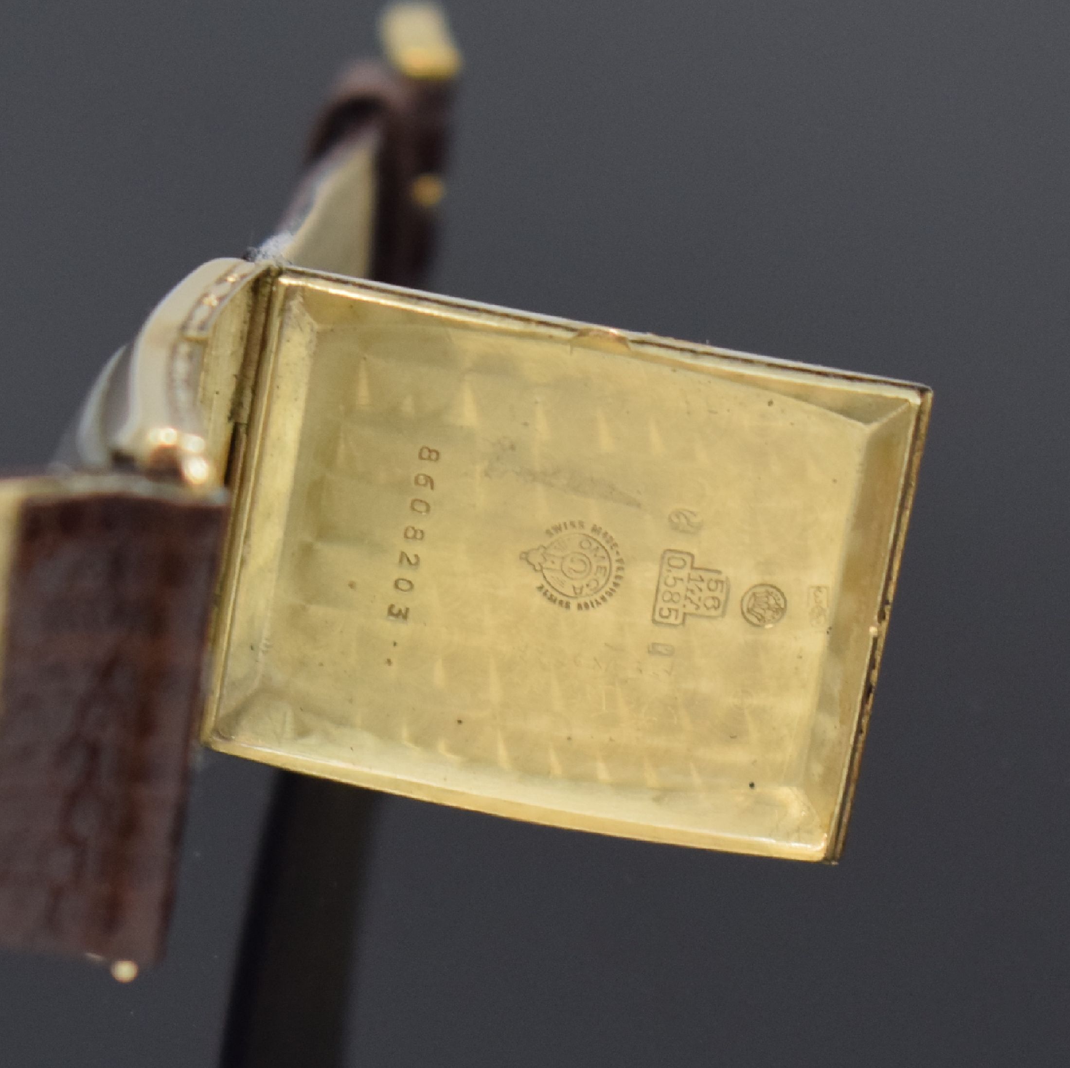 Detail e: OMEGA große, rechteckige Armbanduhr in GG 585/000, Schweiz um 1930, Handaufzug, Scharniergeh. m. grav. Rand, silb. Zifferbl. rest., gebl. Zeiger, ...