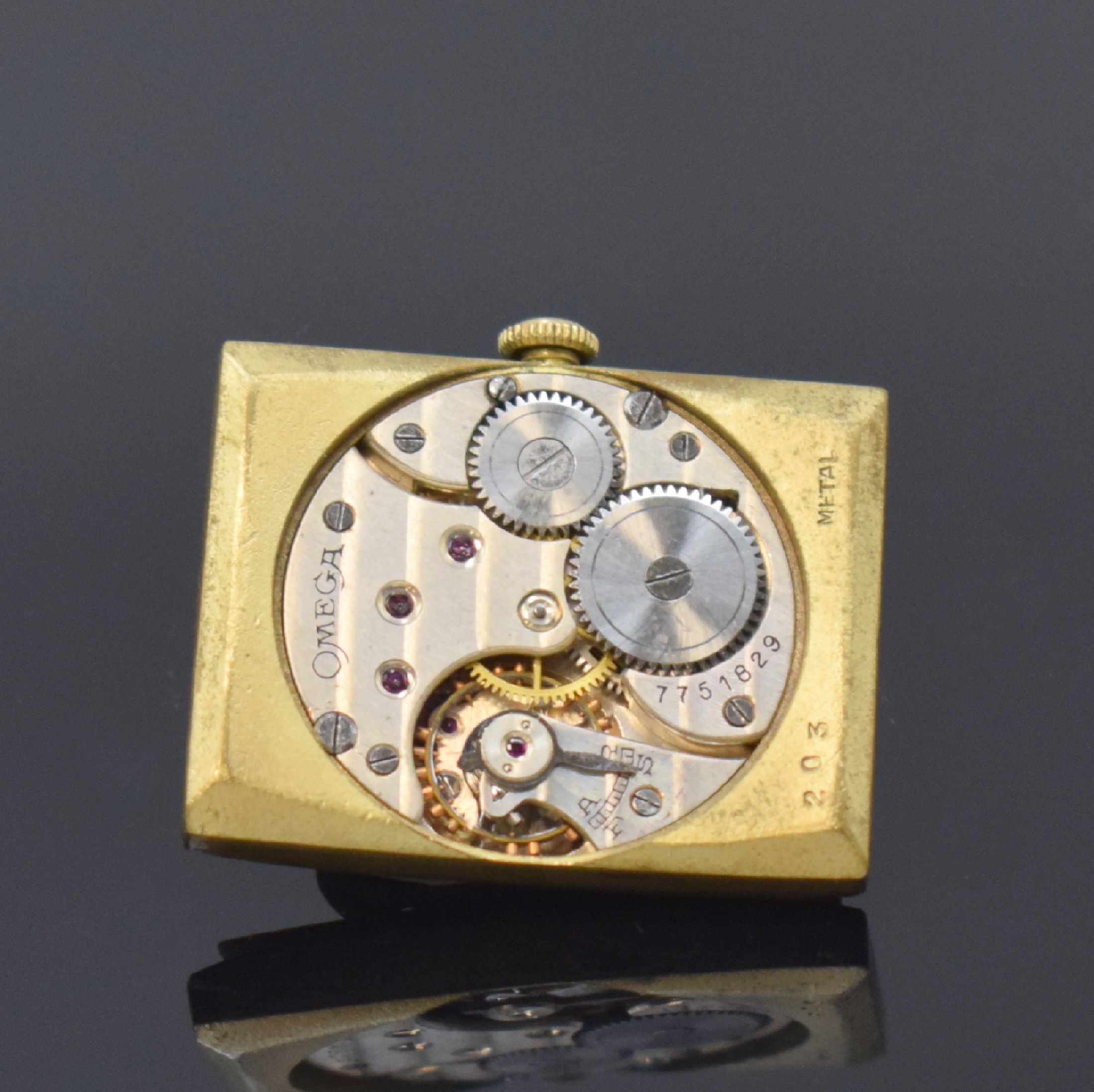 Detail f: OMEGA große, rechteckige Armbanduhr in GG 585/000, Schweiz um 1930, Handaufzug, Scharniergeh. m. grav. Rand, silb. Zifferbl. rest., gebl. Zeiger, ...