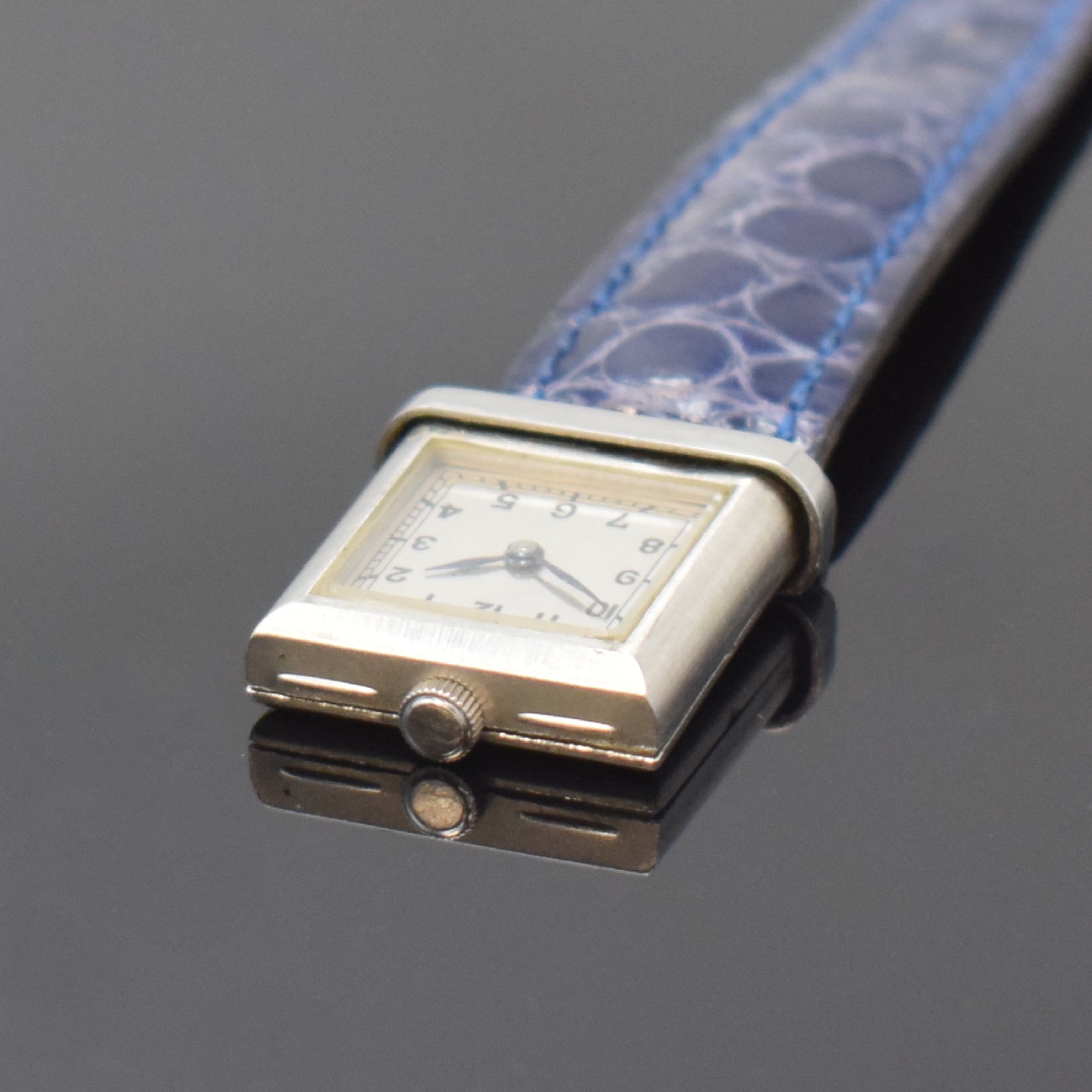 Detail d: OMEGA WATCH CO / TISSOT Marine seltene rechteckige Armbanduhr in Stahl, Schweiz um 1935, Handaufzug, abnehmbares Doppelgehäuse, rücks. über ...