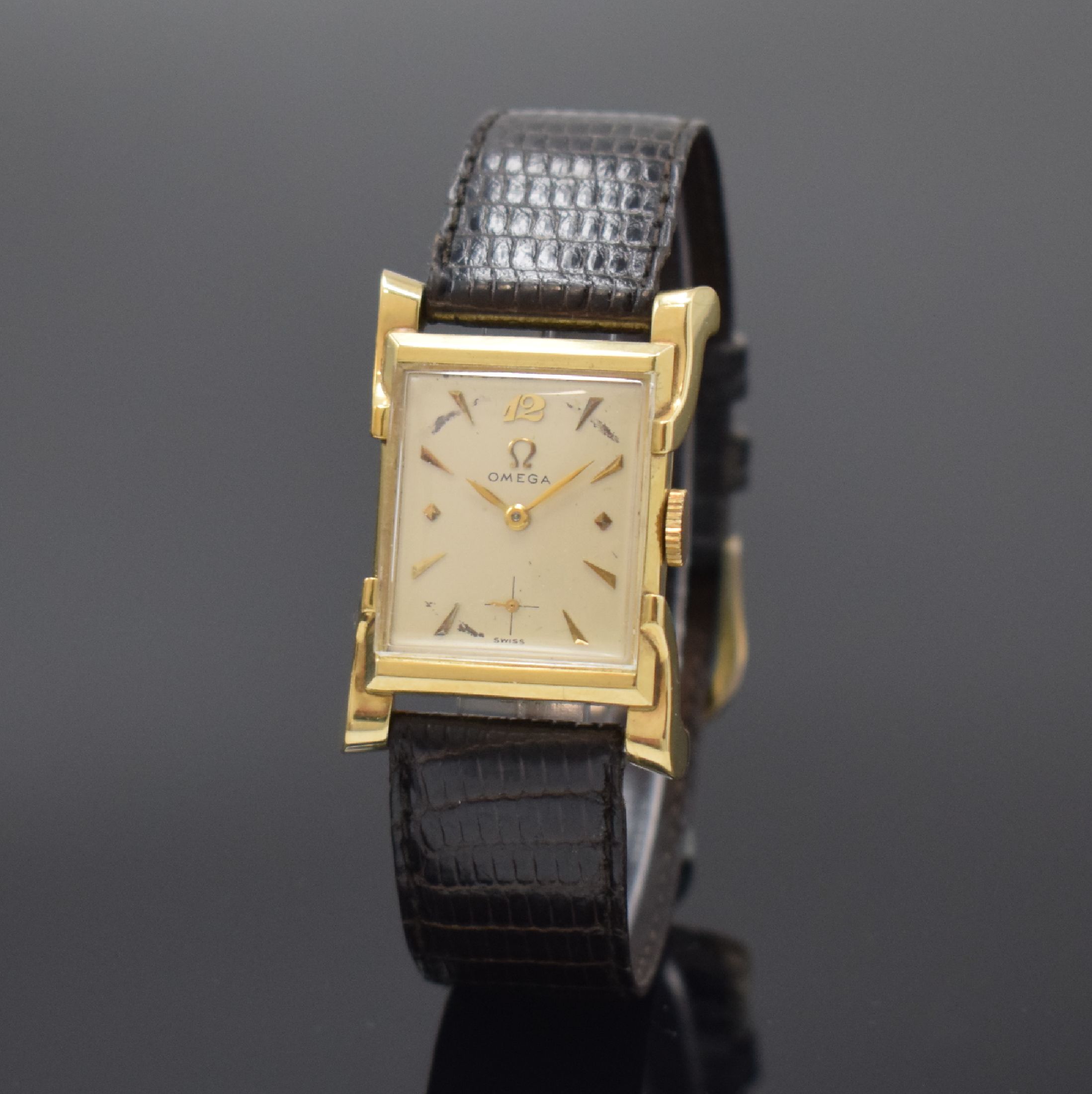 OMEGA rechteckige Armbanduhr in GG 585/000, Schweiz / USA um 1948, Handaufzug, 2-tlg. Geh. m. geschwungenen, nach außen gestellten Anstößen, Boden ...
