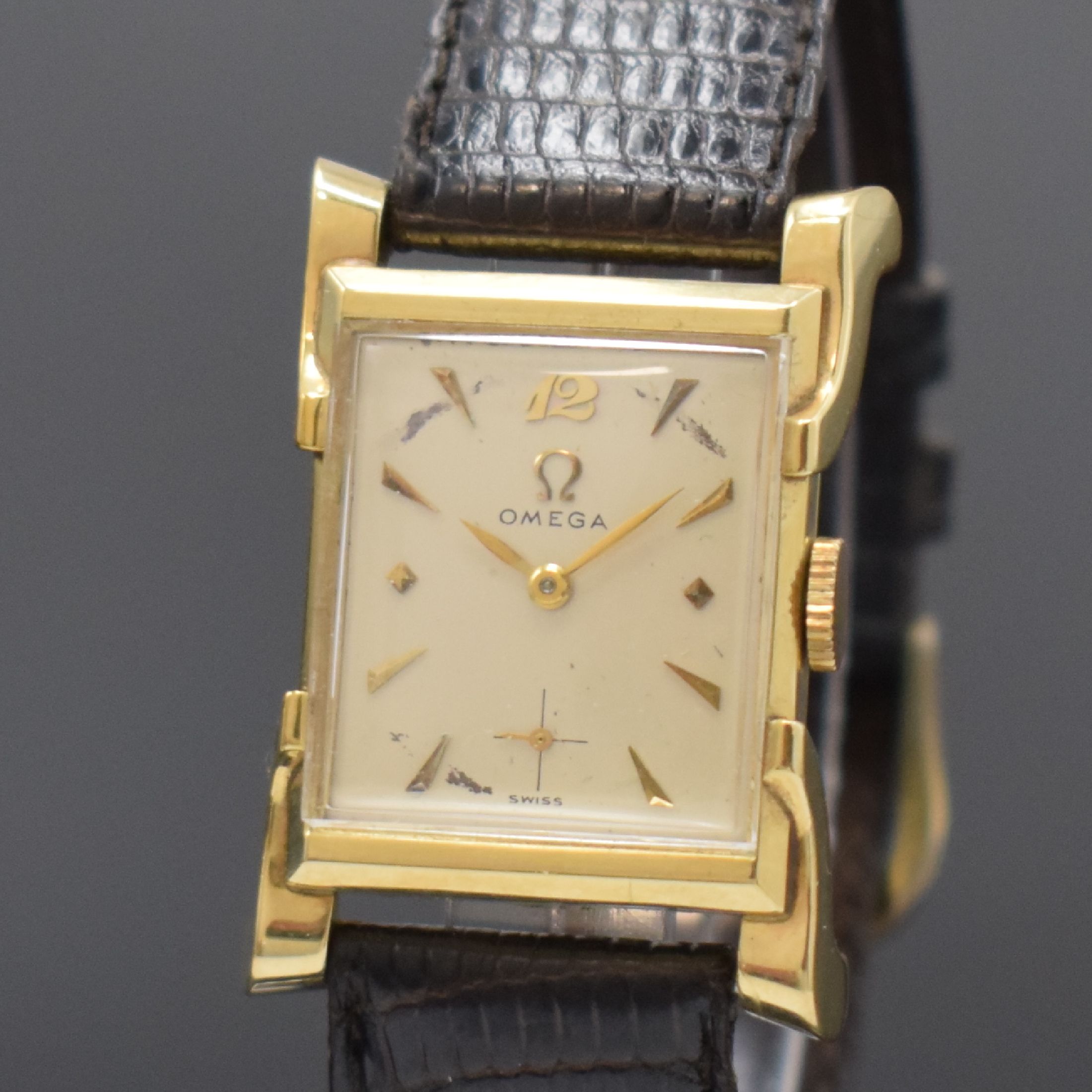 Detail a: OMEGA rechteckige Armbanduhr in GG 585/000, Schweiz / USA um 1948, Handaufzug, 2-tlg. Geh. m. geschwungenen, nach außen gestellten Anstößen, Boden ...