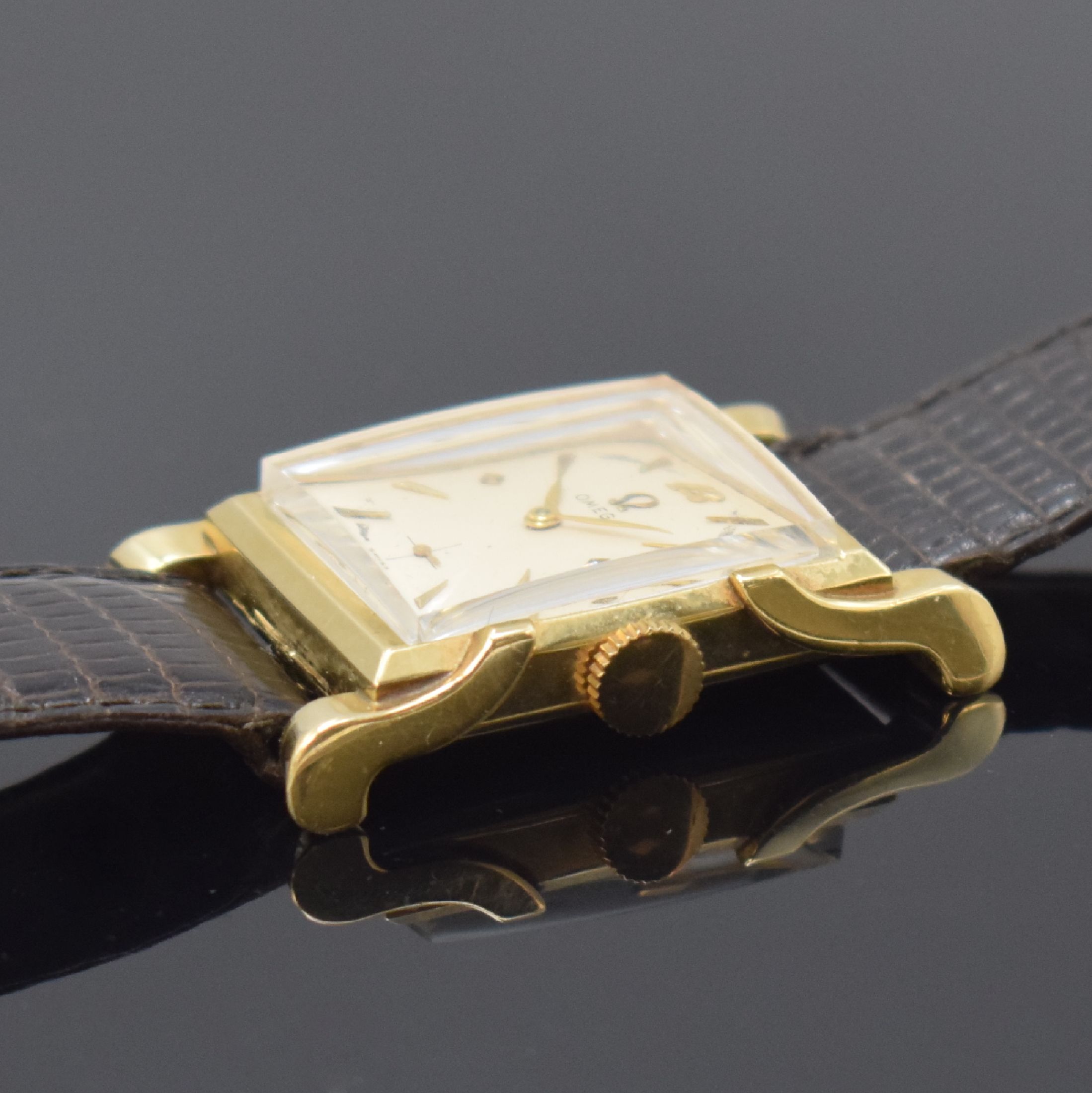 Detail b: OMEGA rechteckige Armbanduhr in GG 585/000, Schweiz / USA um 1948, Handaufzug, 2-tlg. Geh. m. geschwungenen, nach außen gestellten Anstößen, Boden ...