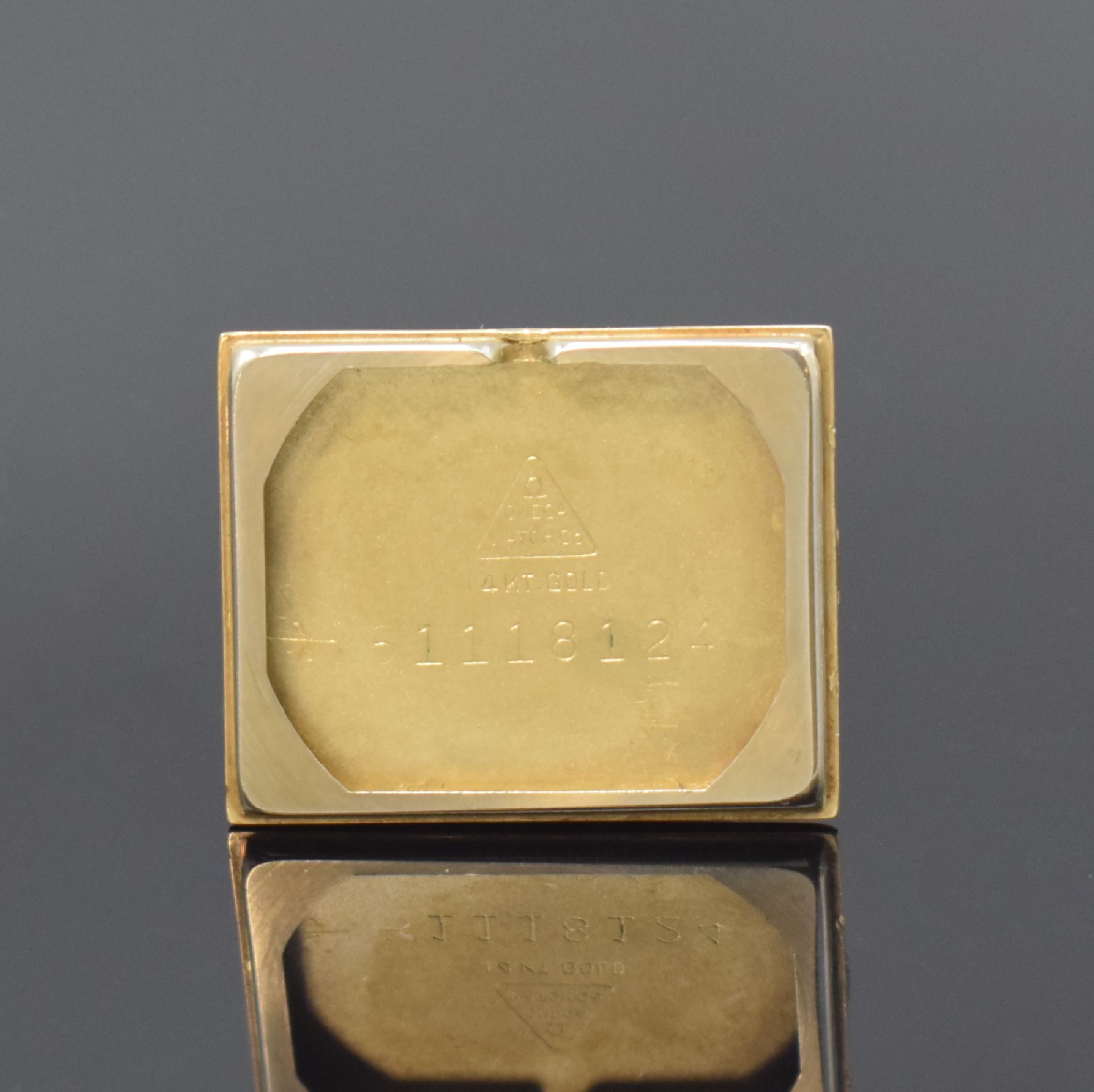 Detail d: OMEGA rechteckige Armbanduhr in GG 585/000, Schweiz / USA um 1948, Handaufzug, 2-tlg. Geh. m. geschwungenen, nach außen gestellten Anstößen, Boden ...