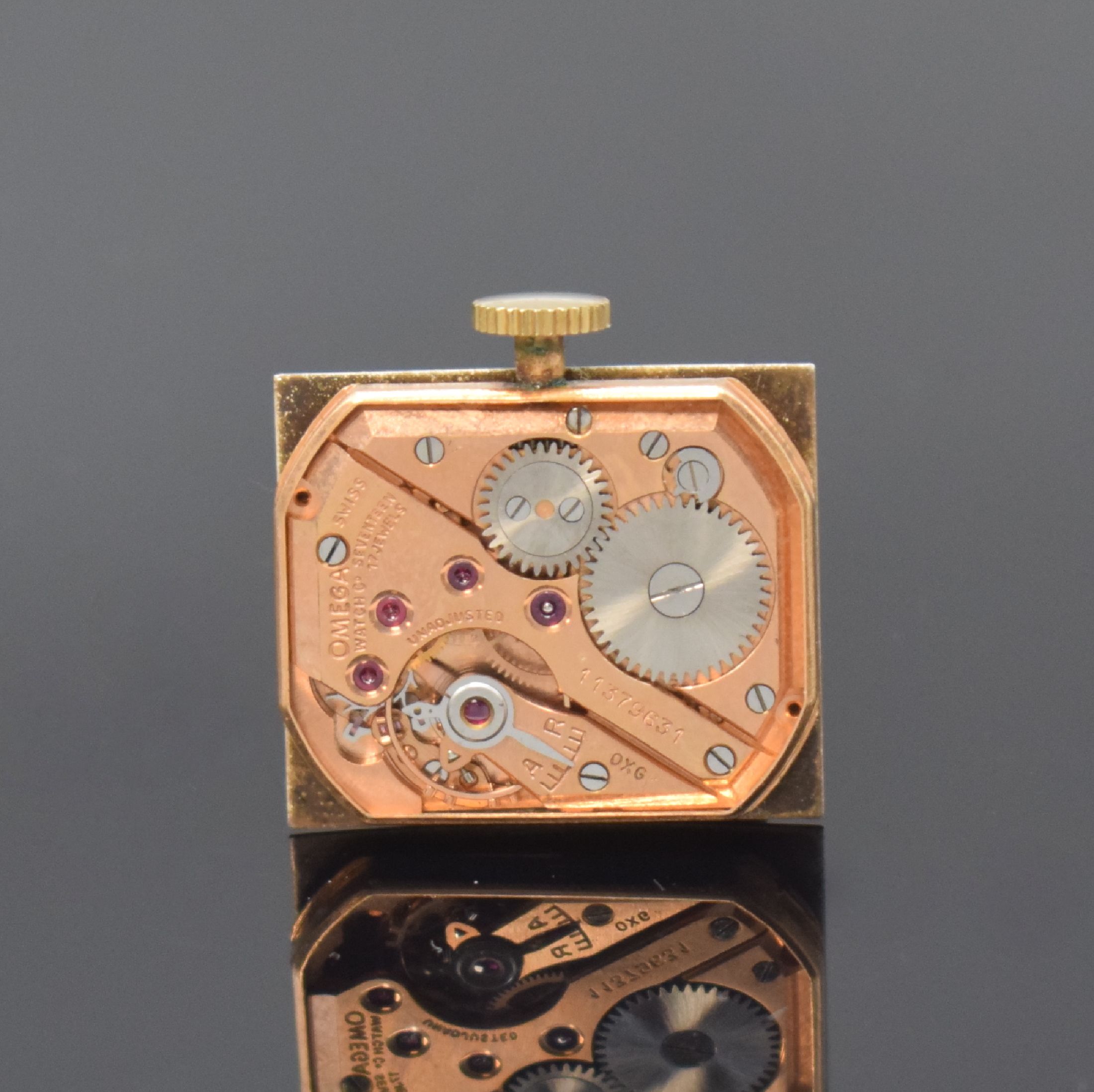 Detail e: OMEGA rechteckige Armbanduhr in GG 585/000, Schweiz / USA um 1948, Handaufzug, 2-tlg. Geh. m. geschwungenen, nach außen gestellten Anstößen, Boden ...