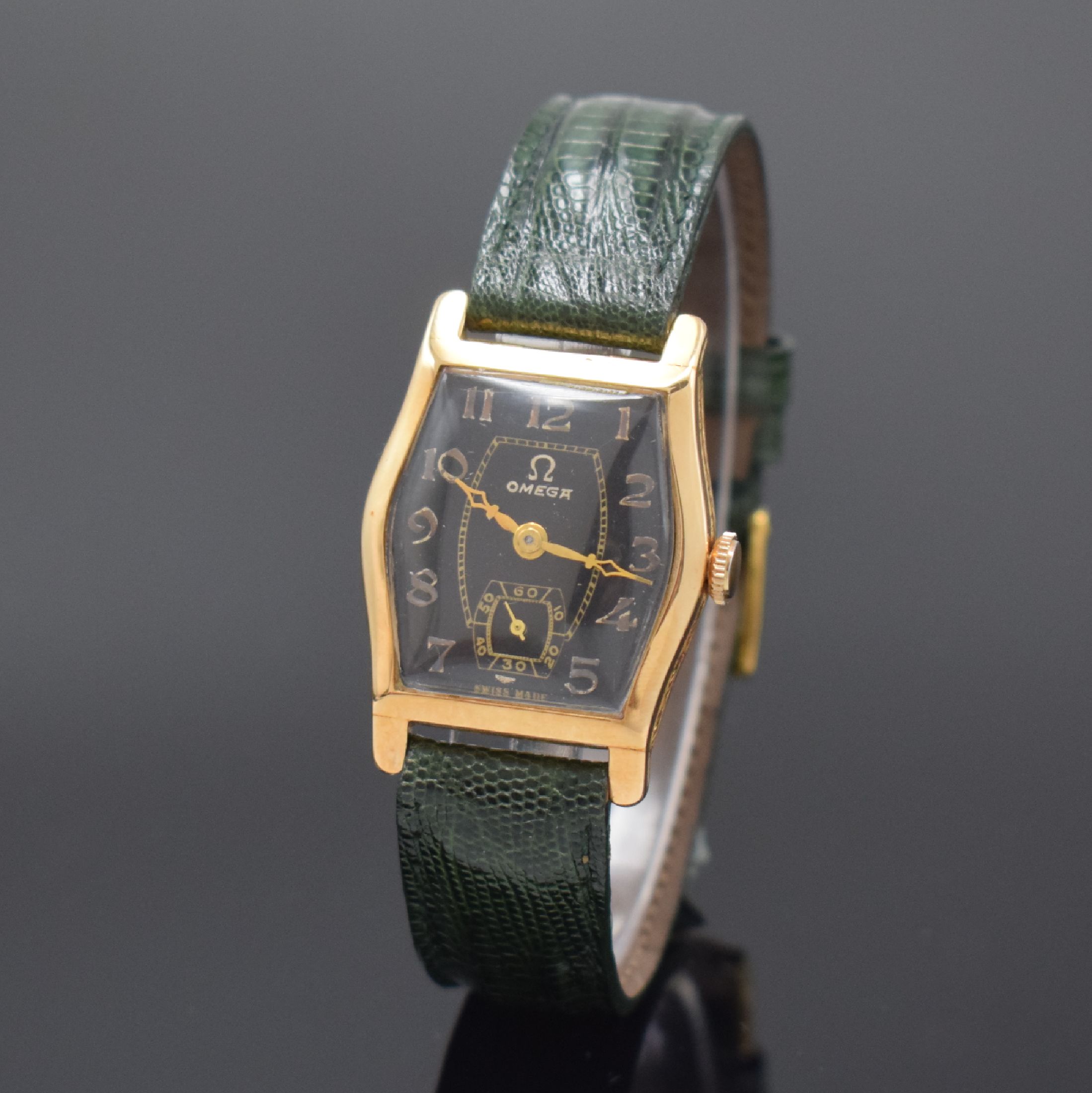 OMEGA frühe Armbanduhr in GG 585/000, Schweiz um 1925, Handaufzug, tonneau-förm. Scharniergeh., grav. Rand, schwarzes Zifferbl. rest., Zeiger ...