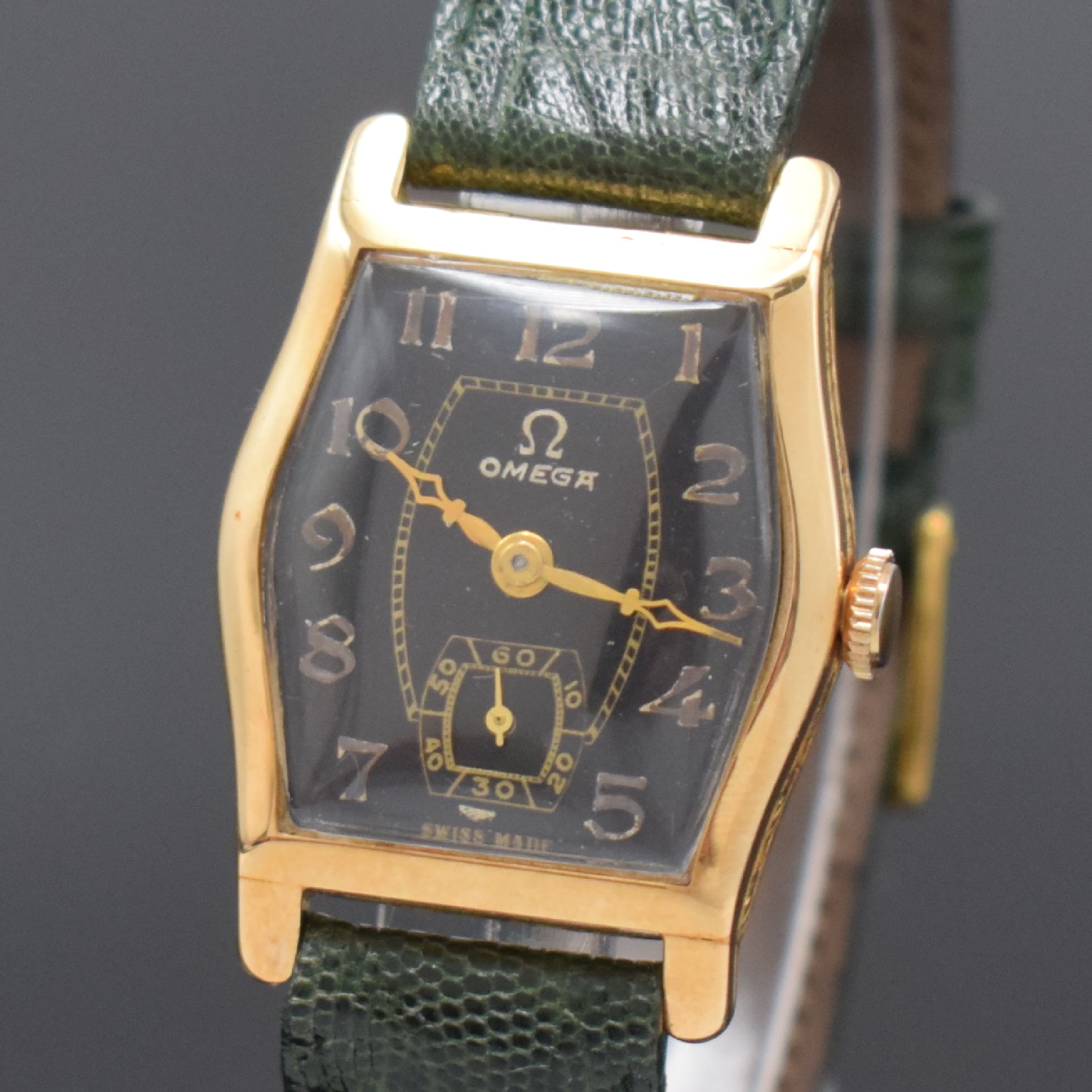 Detail a: OMEGA frühe Armbanduhr in GG 585/000, Schweiz um 1925, Handaufzug, tonneau-förm. Scharniergeh., grav. Rand, schwarzes Zifferbl. rest., Zeiger ...