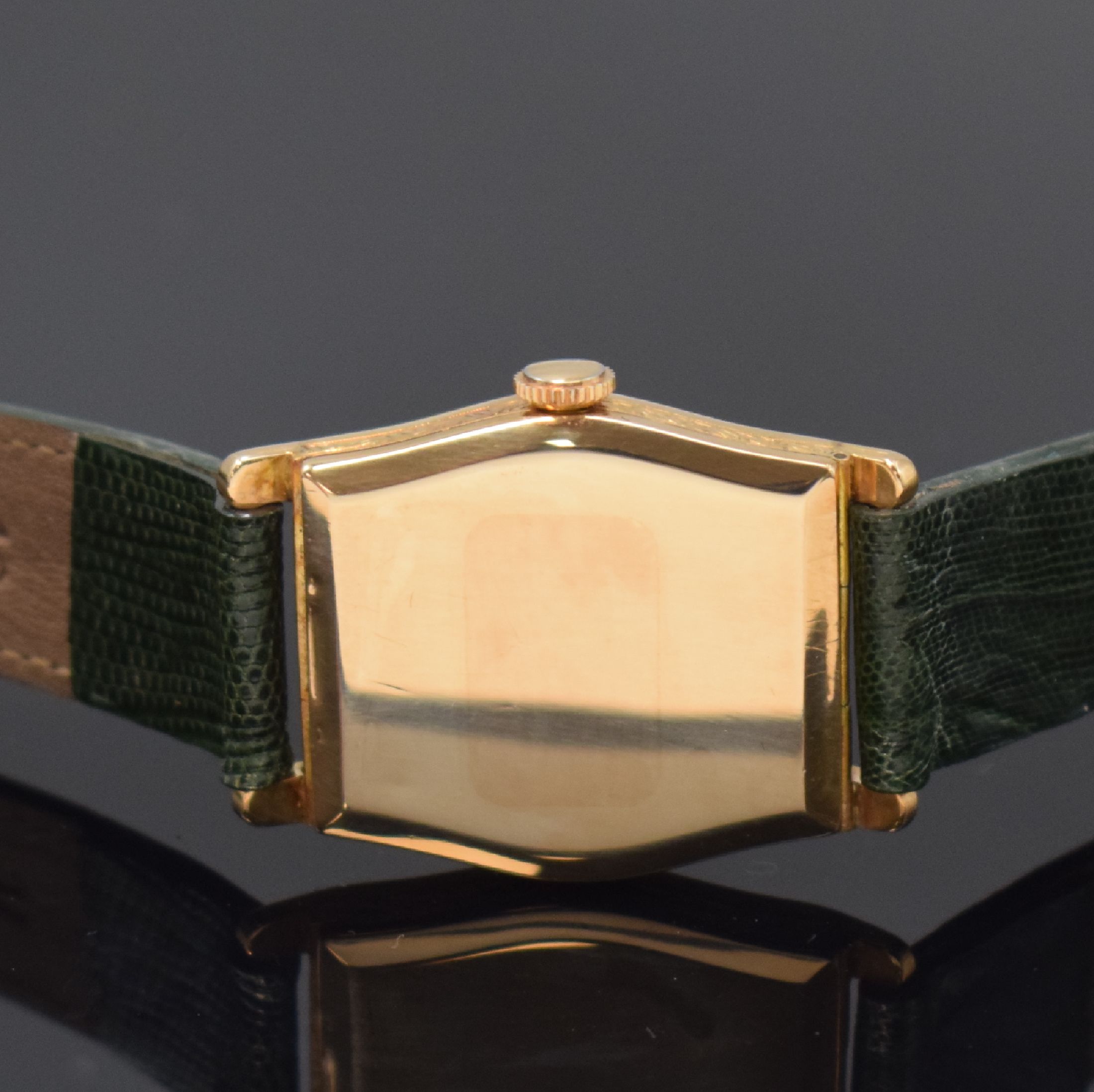 Detail b: OMEGA frühe Armbanduhr in GG 585/000, Schweiz um 1925, Handaufzug, tonneau-förm. Scharniergeh., grav. Rand, schwarzes Zifferbl. rest., Zeiger ...