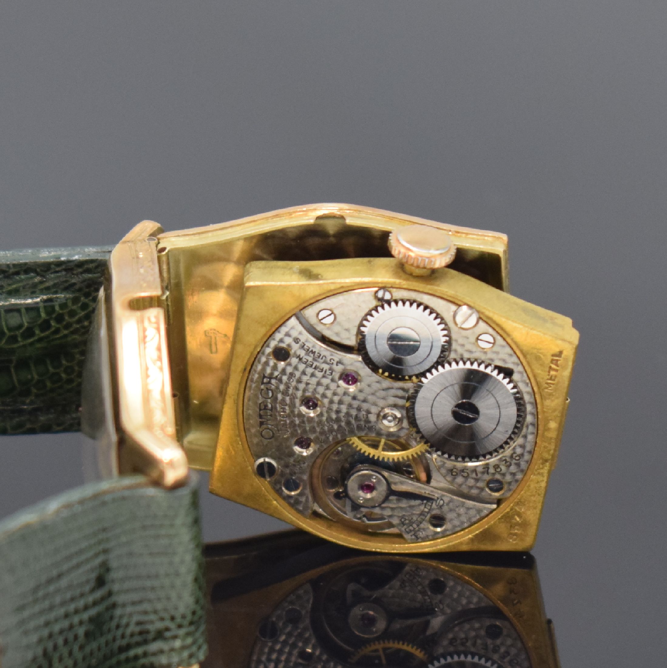 Detail d: OMEGA frühe Armbanduhr in GG 585/000, Schweiz um 1925, Handaufzug, tonneau-förm. Scharniergeh., grav. Rand, schwarzes Zifferbl. rest., Zeiger ...