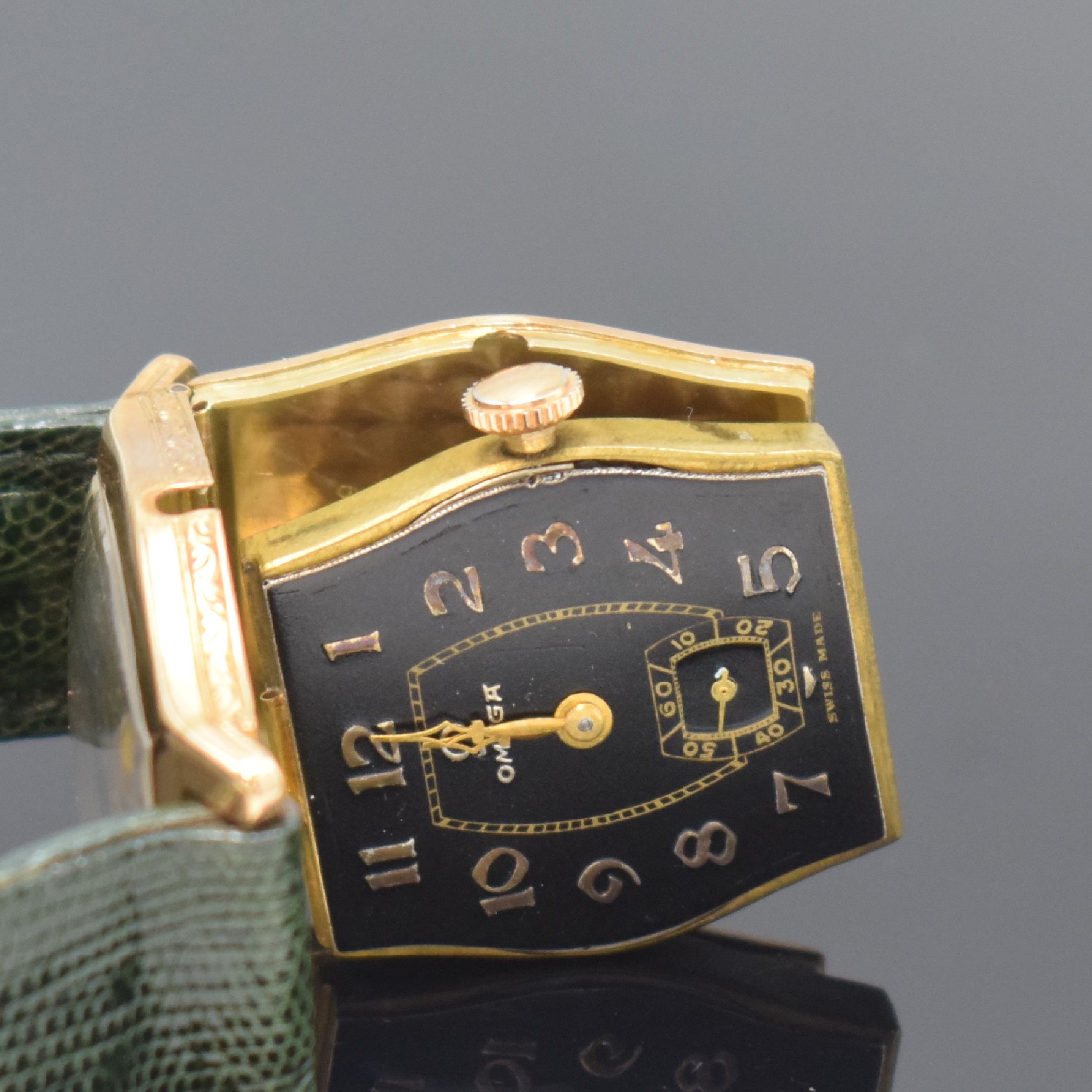 Detail e: OMEGA frühe Armbanduhr in GG 585/000, Schweiz um 1925, Handaufzug, tonneau-förm. Scharniergeh., grav. Rand, schwarzes Zifferbl. rest., Zeiger ...