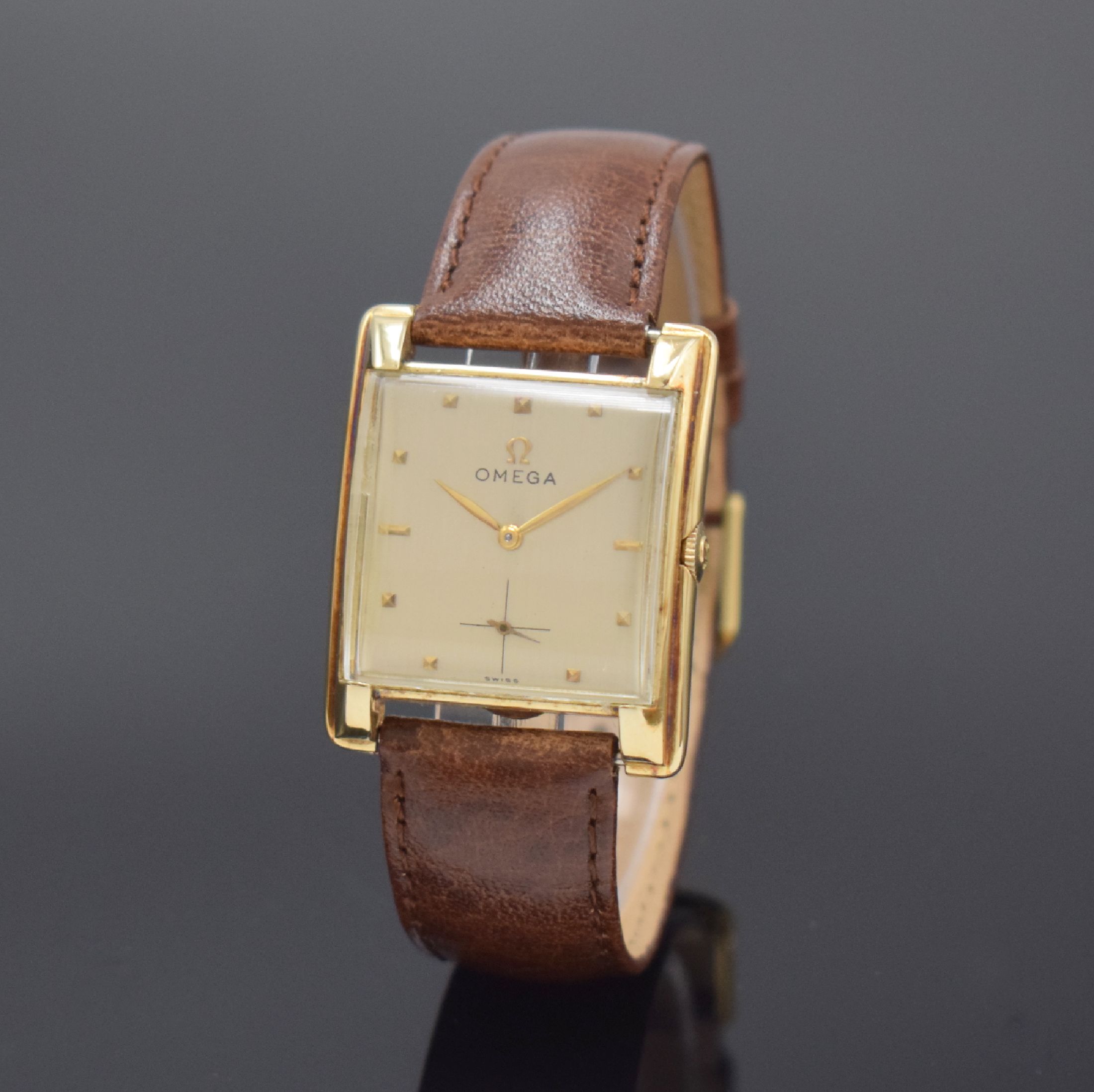 OMEGA rechteckige Armbanduhr in GG 585/000, Schweiz um 1947, Handaufzug, 2-tlg. Geh., Boden aufgedr., silb. Zifferbl. rest., aufges. gold. Indizes, ...