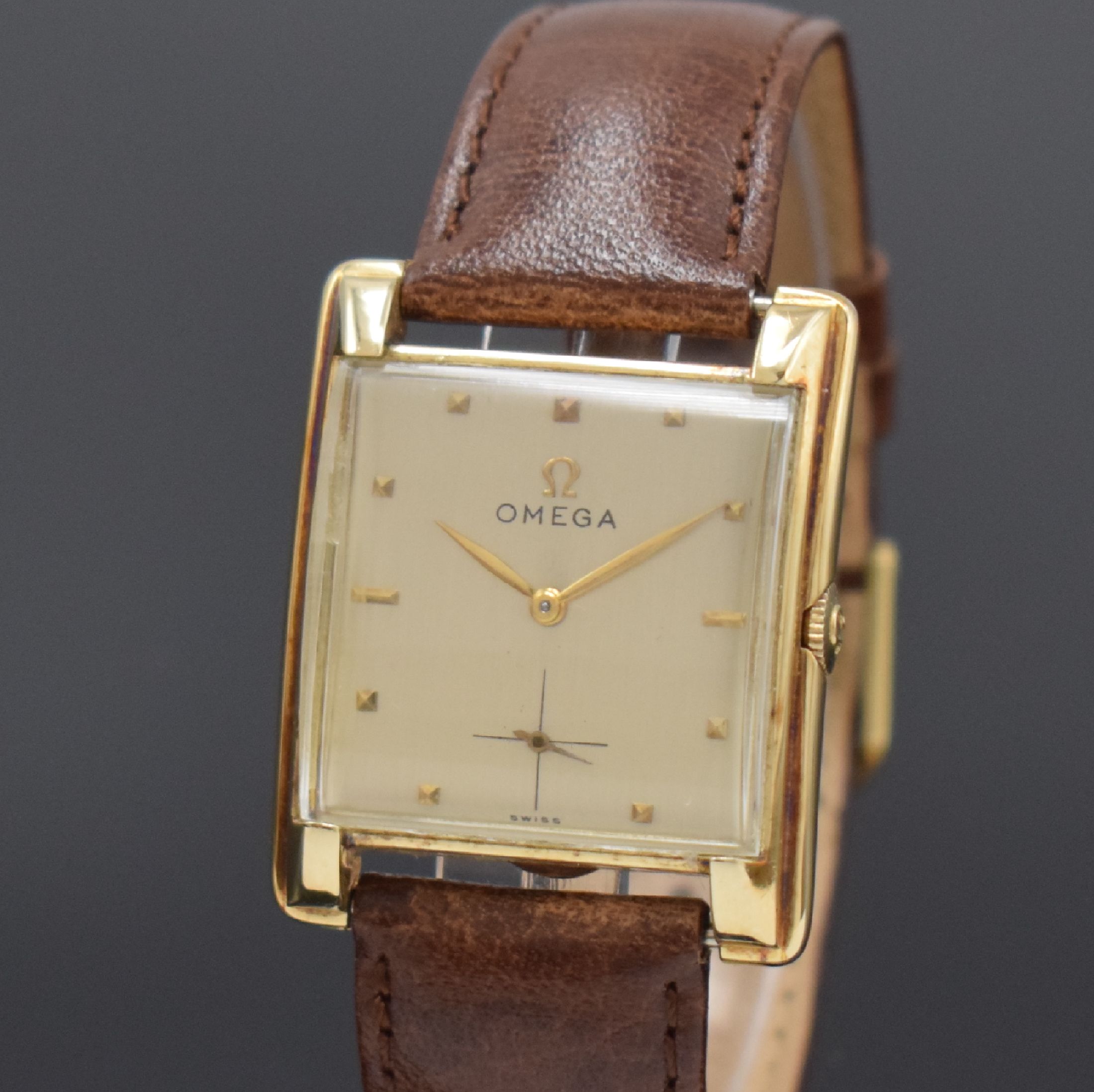 Detail a: OMEGA rechteckige Armbanduhr in GG 585/000, Schweiz um 1947, Handaufzug, 2-tlg. Geh., Boden aufgedr., silb. Zifferbl. rest., aufges. gold. Indizes, ...