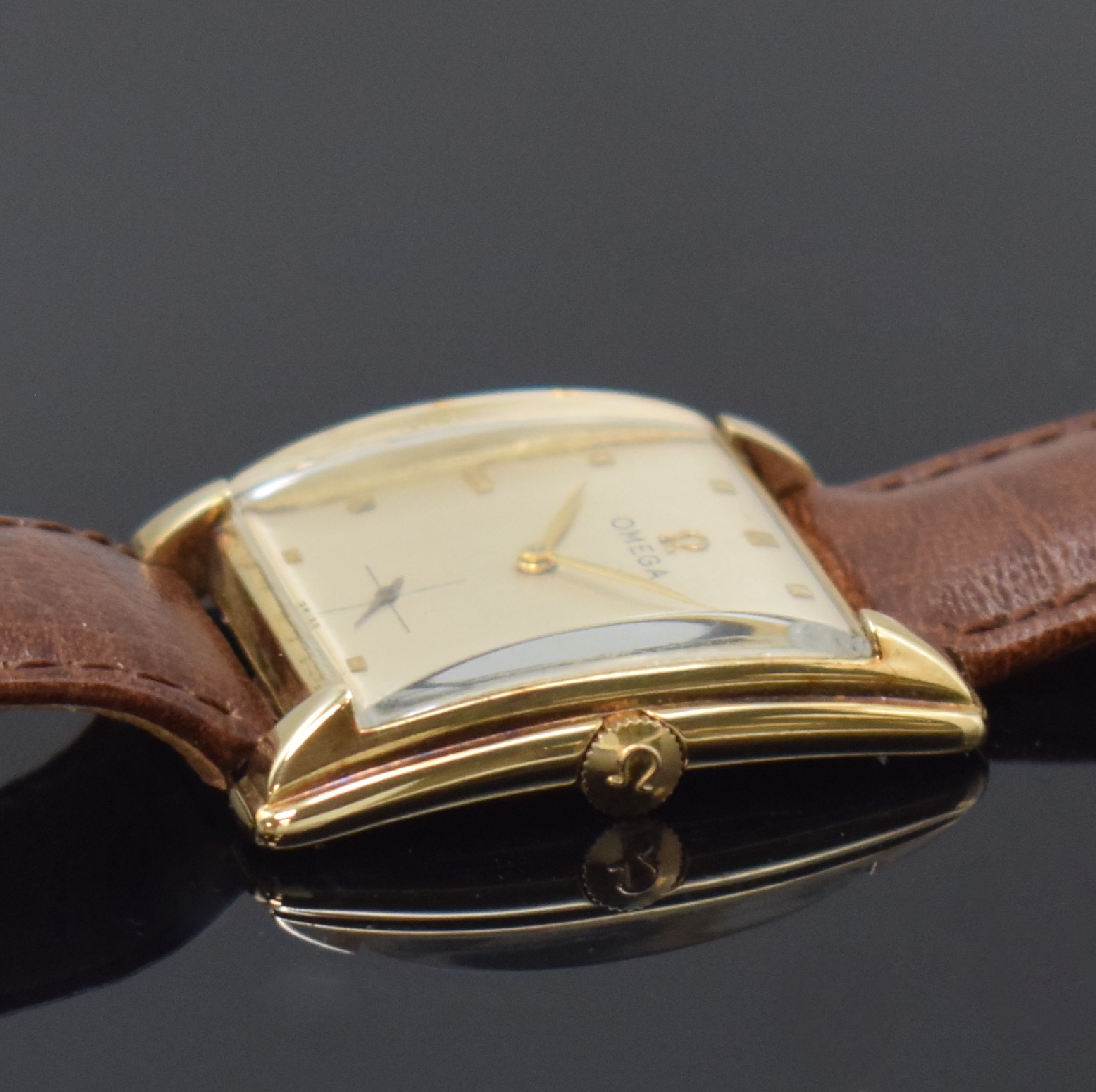 Detail b: OMEGA rechteckige Armbanduhr in GG 585/000, Schweiz um 1947, Handaufzug, 2-tlg. Geh., Boden aufgedr., silb. Zifferbl. rest., aufges. gold. Indizes, ...