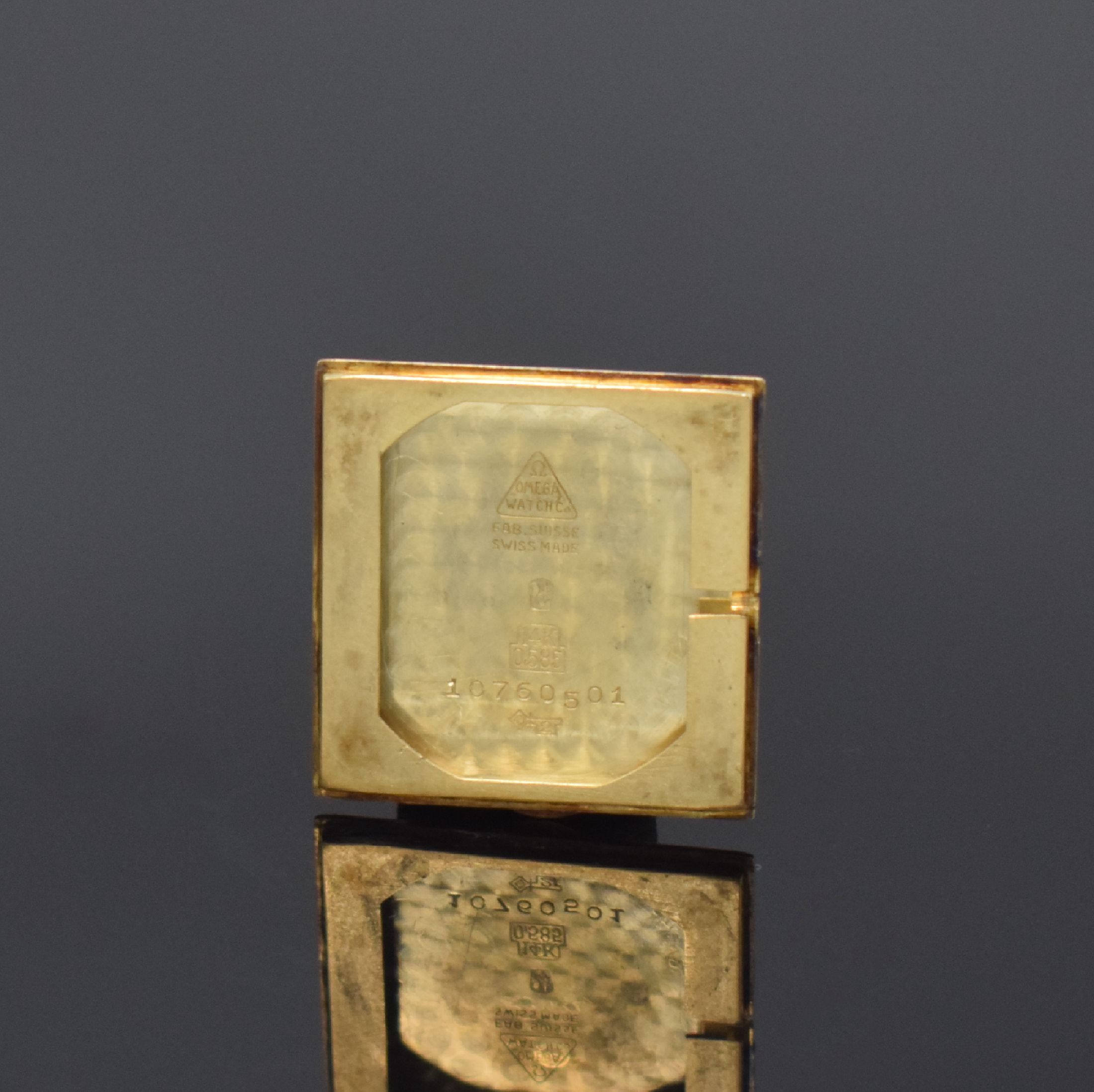 Detail d: OMEGA rechteckige Armbanduhr in GG 585/000, Schweiz um 1947, Handaufzug, 2-tlg. Geh., Boden aufgedr., silb. Zifferbl. rest., aufges. gold. Indizes, ...