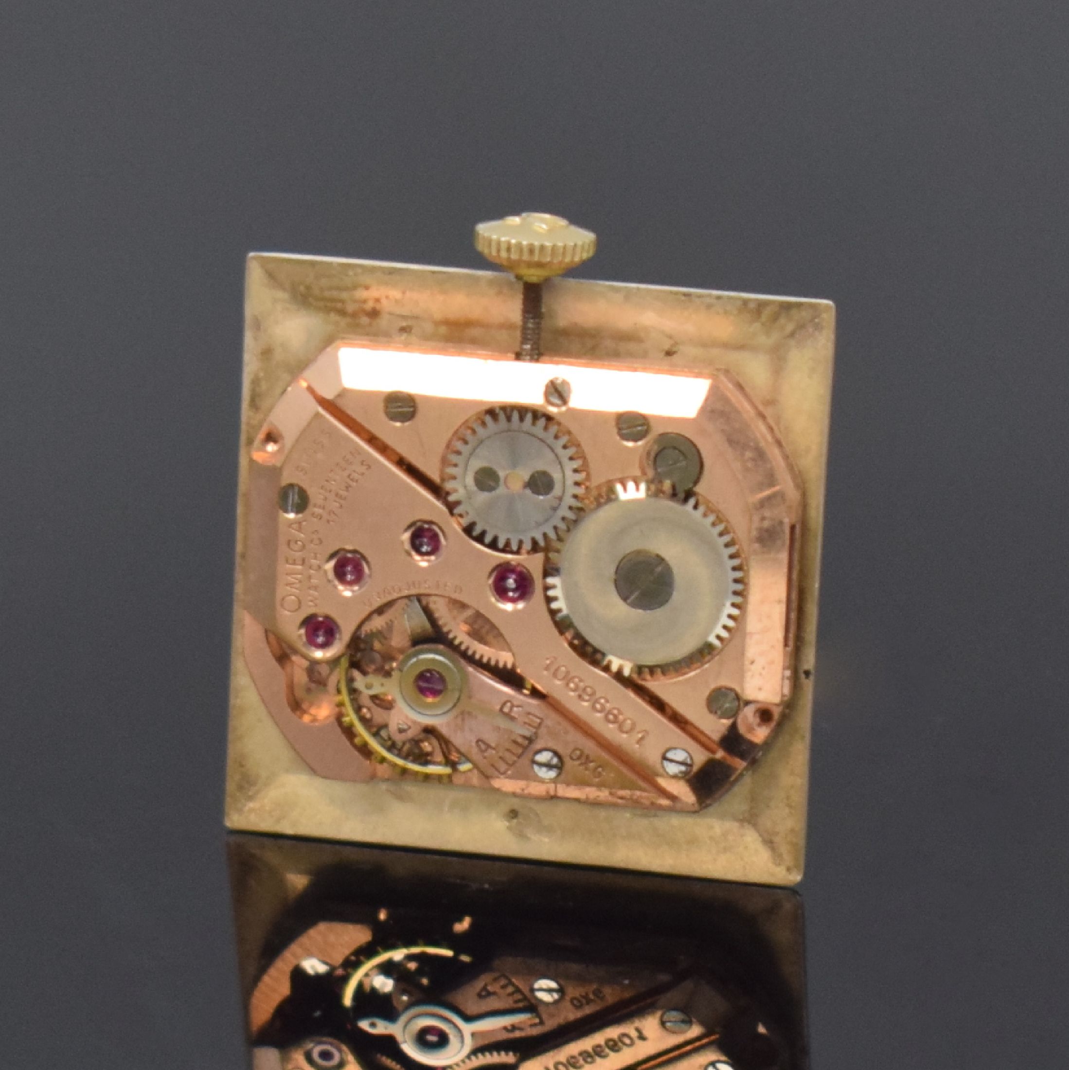 Detail e: OMEGA rechteckige Armbanduhr in GG 585/000, Schweiz um 1947, Handaufzug, 2-tlg. Geh., Boden aufgedr., silb. Zifferbl. rest., aufges. gold. Indizes, ...