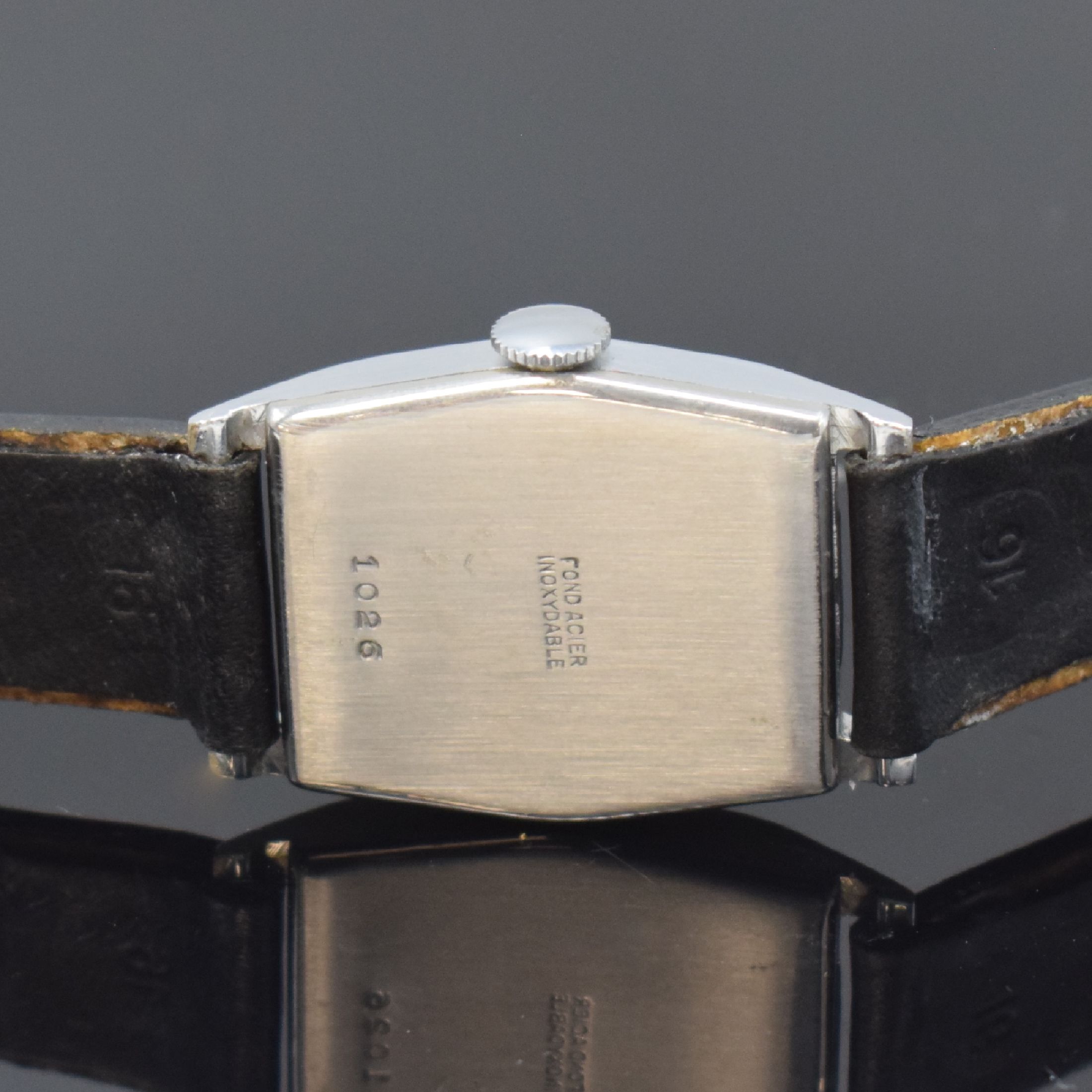 Detail d: PONTIAC 2 verchromte Armbanduhren, Schweiz um 1940, Handaufzug, tonneau-förm. Geh., 1 x Scharniergeh., silb. Zifferbl., 1 x aufgedr. Stahlboden, ...