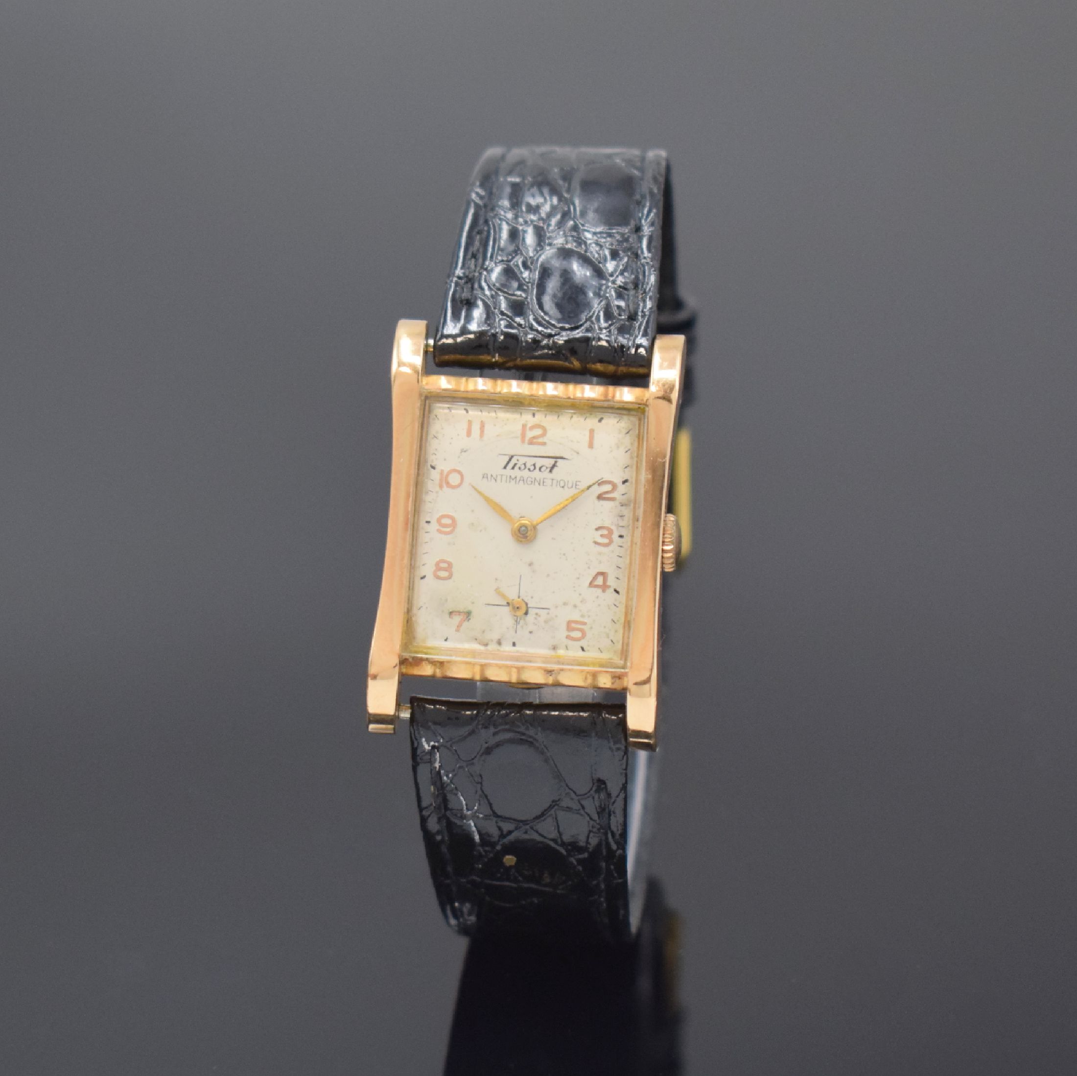 TISSOT rechteckige Armbanduhr in RG 750/000, Schweiz um 1950, Handaufzug, 2-tlg. Geh. m. geschweiften Seiten, Boden aufgedr., silb. Zifferbl. ...