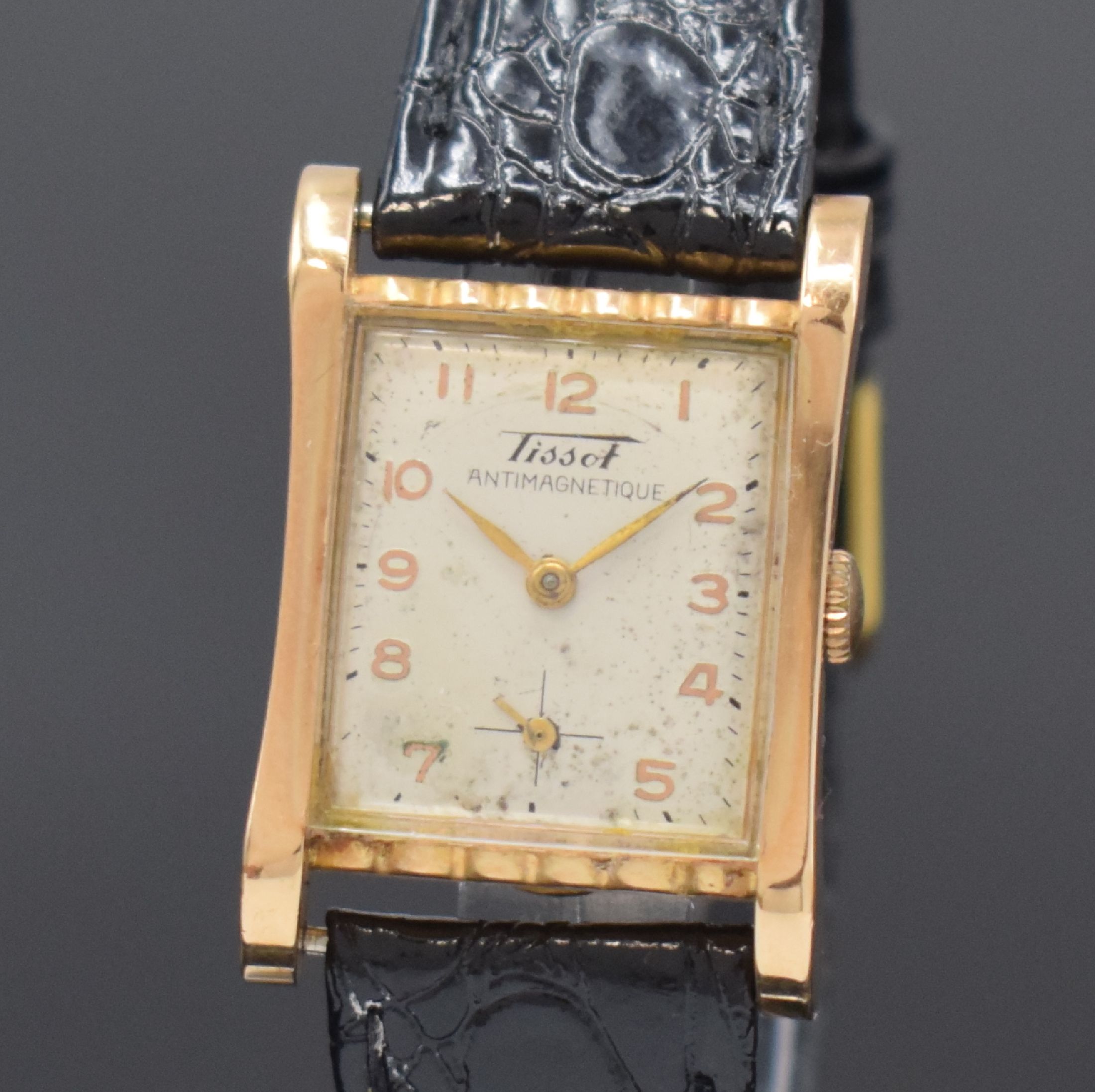 Detail a: TISSOT rechteckige Armbanduhr in RG 750/000, Schweiz um 1950, Handaufzug, 2-tlg. Geh. m. geschweiften Seiten, Boden aufgedr., silb. Zifferbl. ...