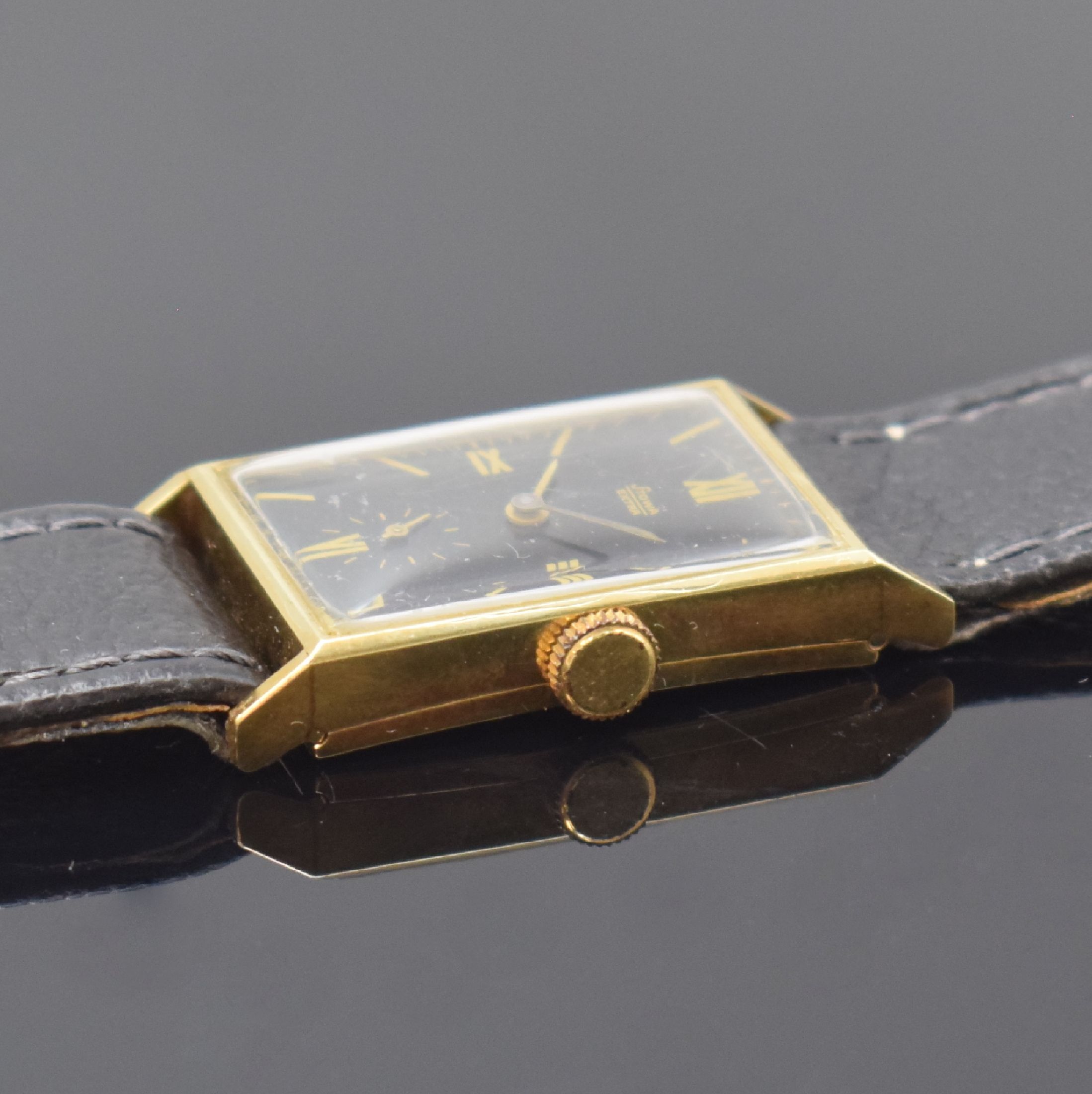 Detail b: STOWA Extra rechteckige Armbanduhr in GG 585/000, Deutschland / Schweiz um 1935, Handaufzug, Scharniergeh., schwarzes Glanz- Zifferbl., gold. röm. ...