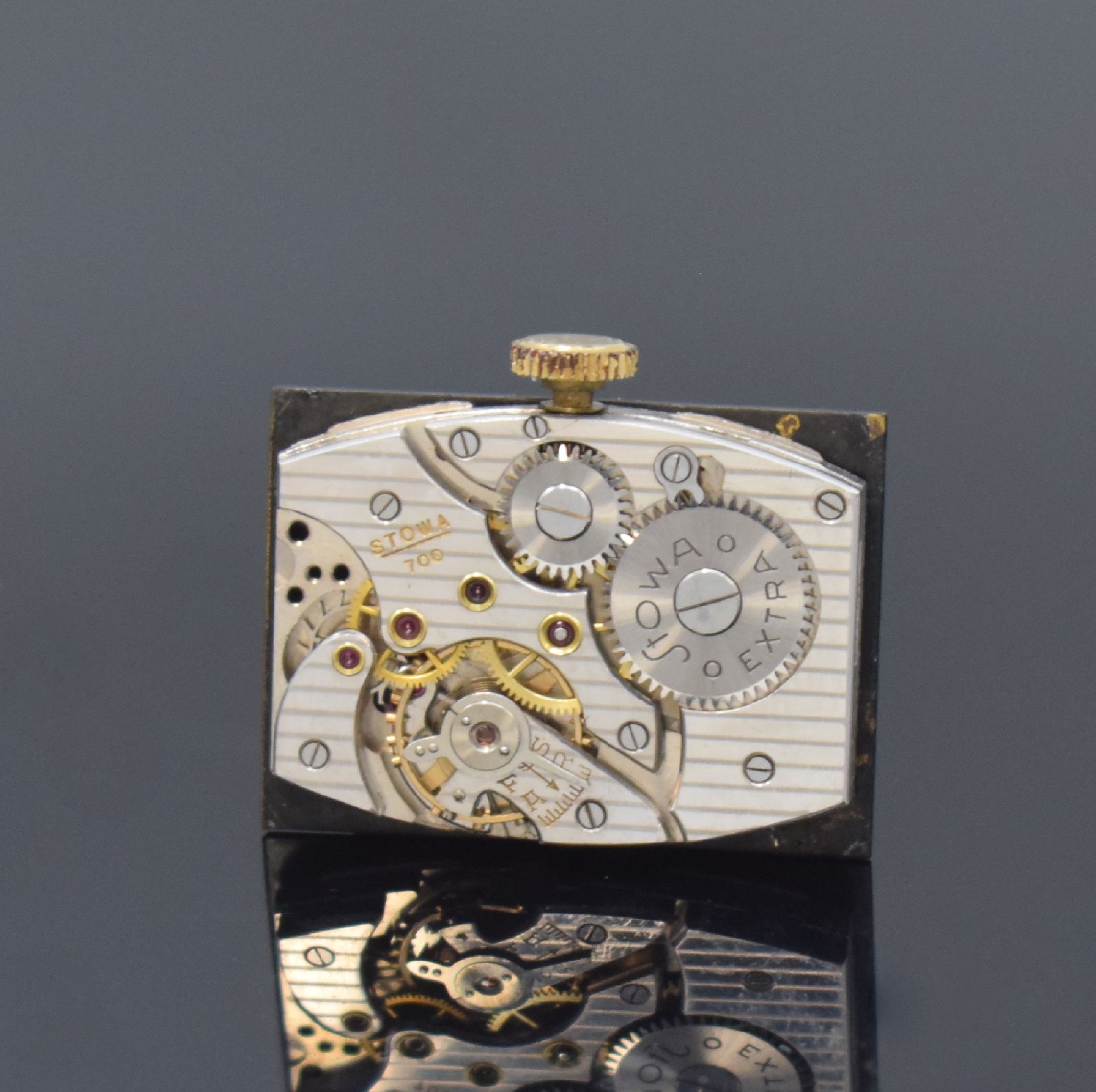 Detail e: STOWA Extra rechteckige Armbanduhr in GG 585/000, Deutschland / Schweiz um 1935, Handaufzug, Scharniergeh., schwarzes Glanz- Zifferbl., gold. röm. ...