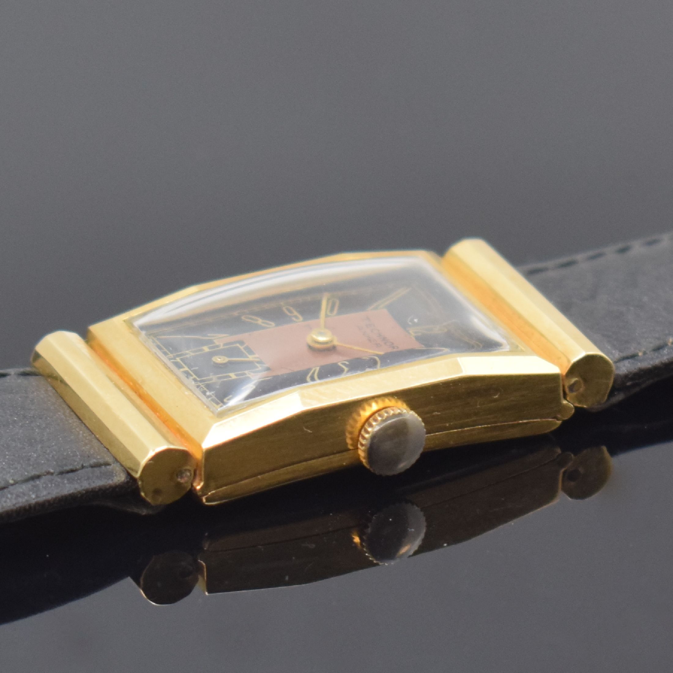 Detail b: TECHNOR rechteckige Armbanduhr in GG 750/000, Schweiz um 1935, Handaufzug, mediterranes Scharniergeh. m. facettierten Rollen-Anstößen, schwarzes ...