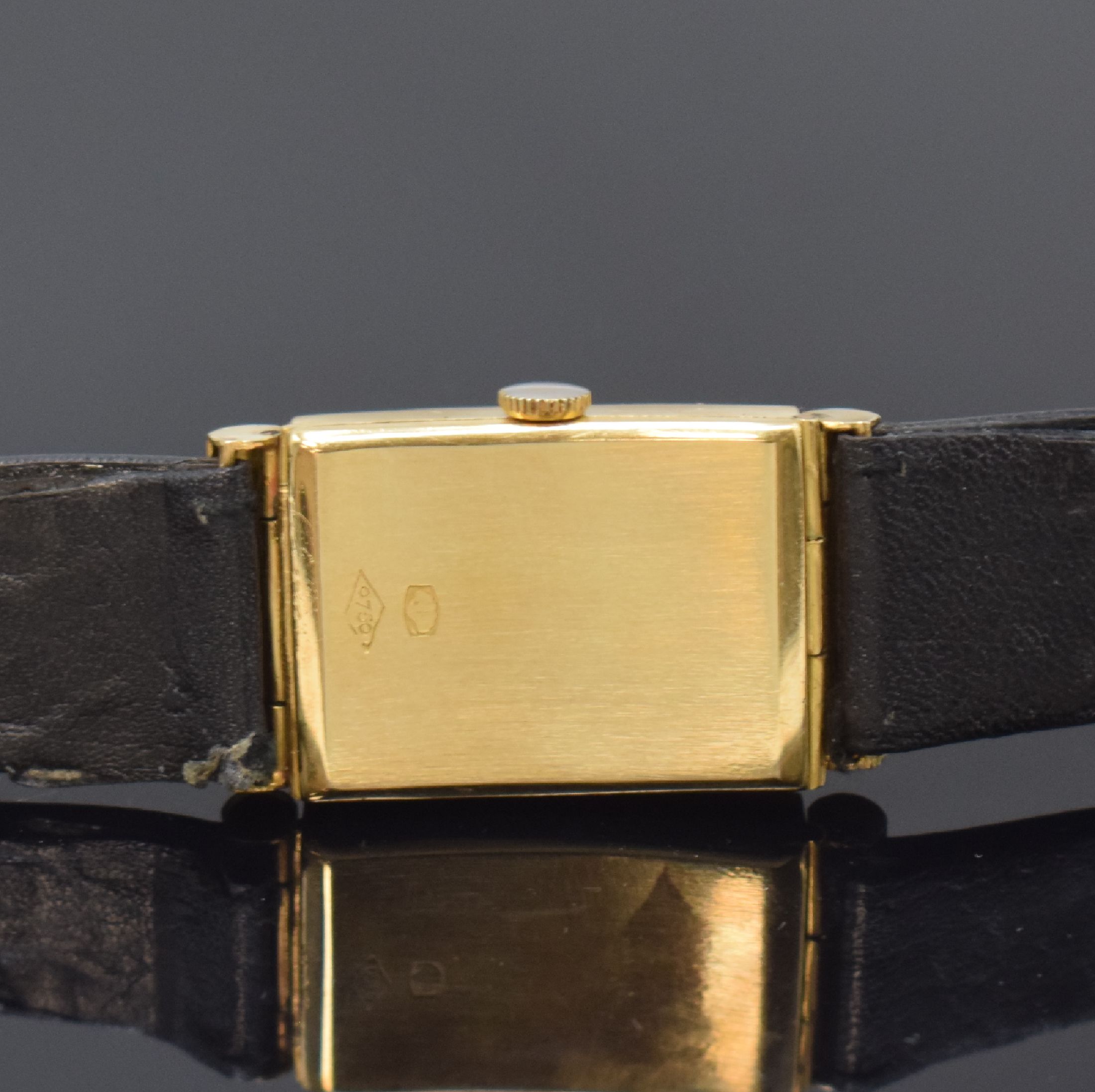 Detail c: TECHNOR rechteckige Armbanduhr in GG 750/000, Schweiz um 1935, Handaufzug, mediterranes Scharniergeh. m. facettierten Rollen-Anstößen, schwarzes ...