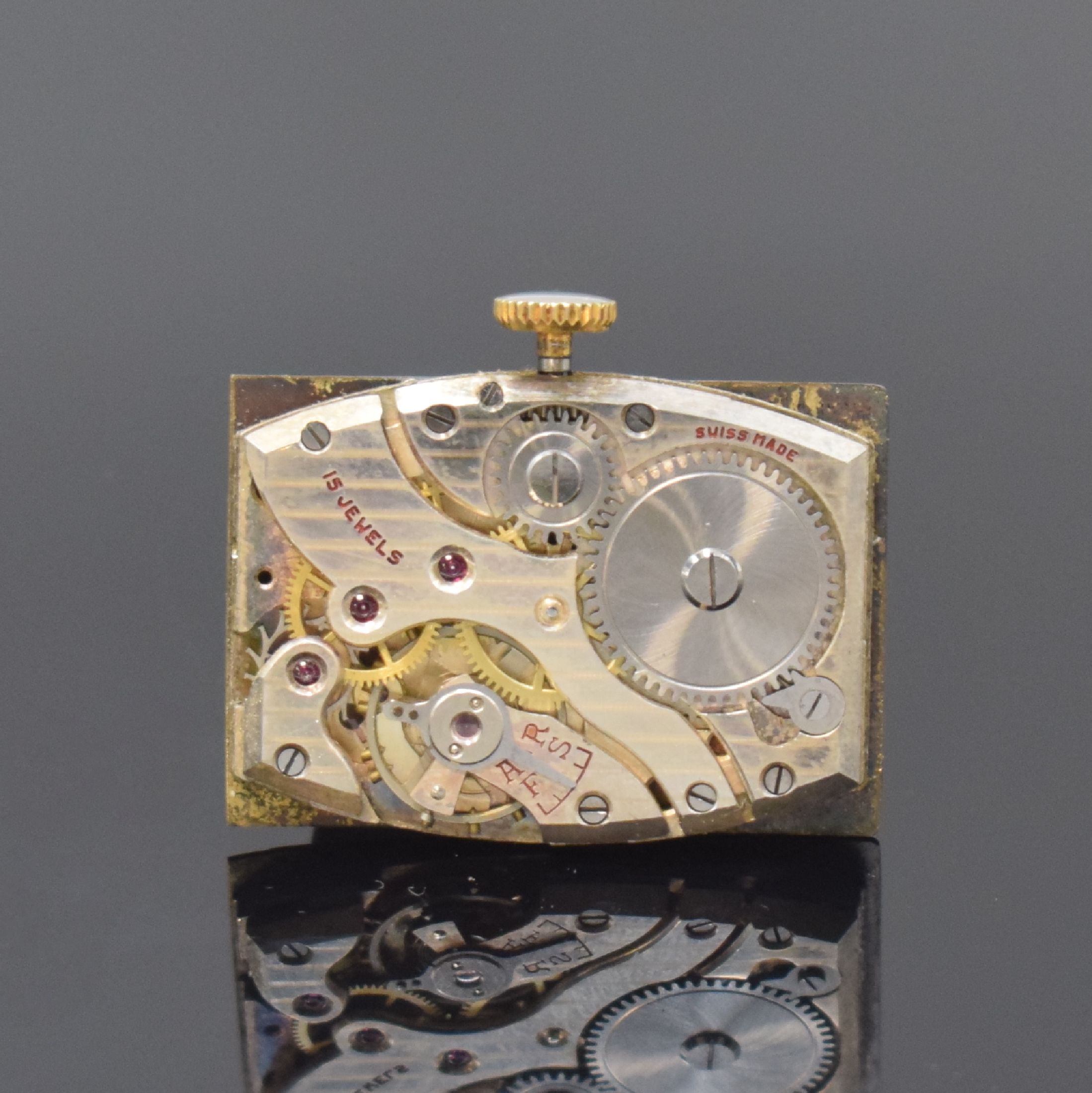 Detail d: TECHNOR rechteckige Armbanduhr in GG 750/000, Schweiz um 1935, Handaufzug, mediterranes Scharniergeh. m. facettierten Rollen-Anstößen, schwarzes ...