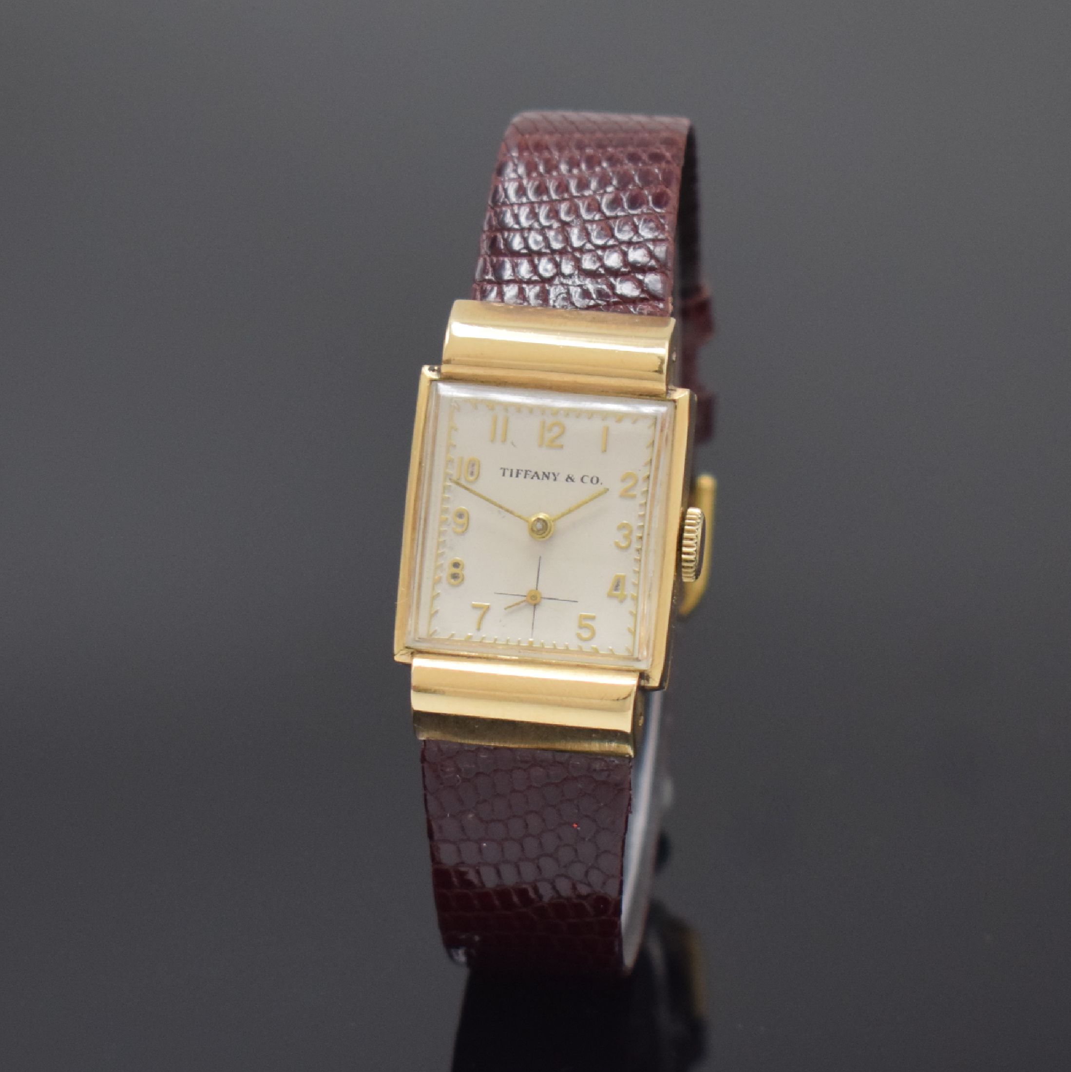 THYME WATCH CORP rechteckige Armbanduhr in GG 585/000, USA / Schweiz um 1945, Handaufzug, 2-tlg. Geh. m. verdeckten Anstößen, silb. Zifferbl. bez. ...