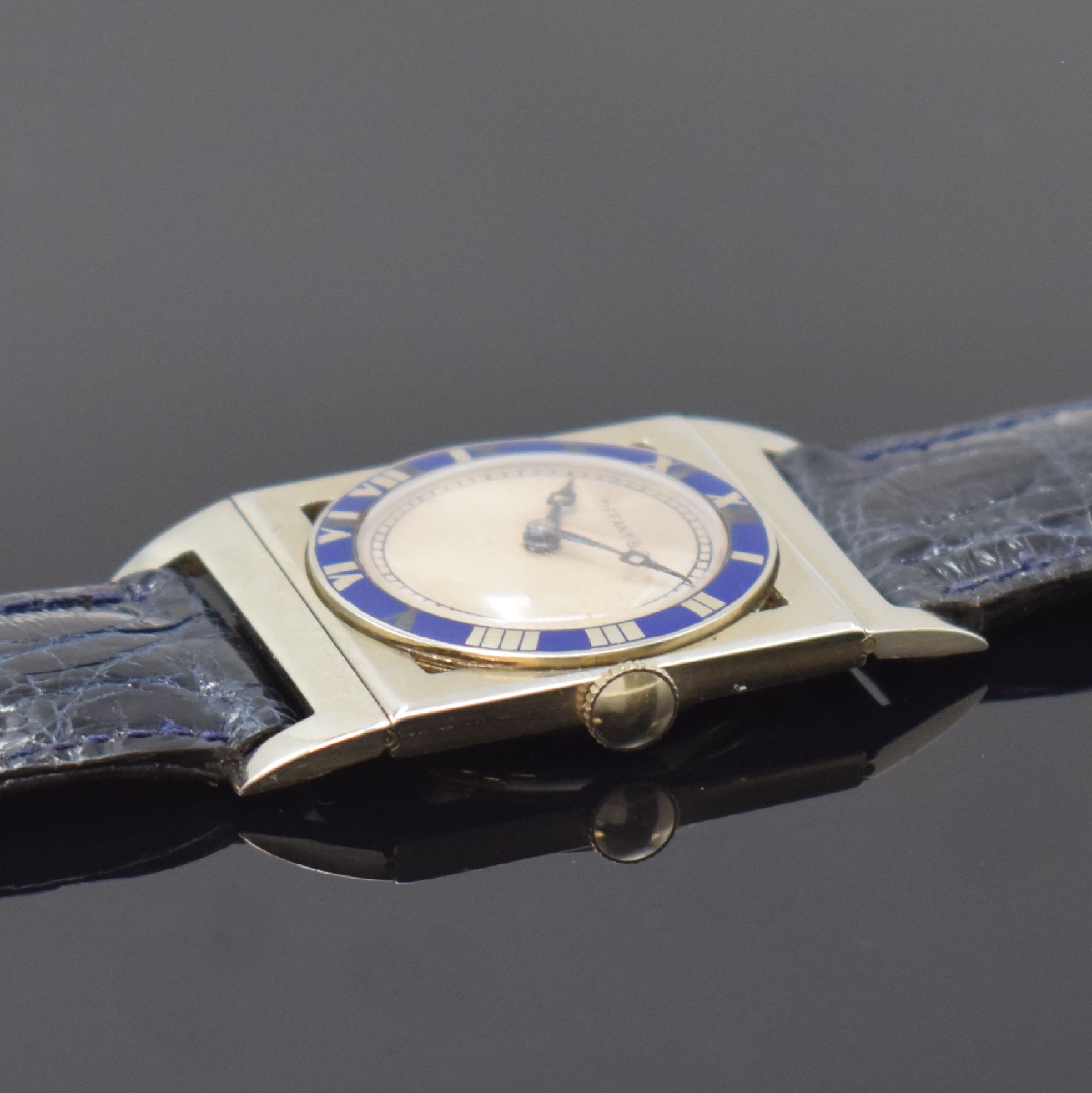 Detail b: PAUL DITISHEIM seltene rechteckige Armbanduhr in 18k Weißgold, Schweiz / USA um 1930, Handaufzug, ausgefallenes Geh. im Stil der Piping Rock, Boden ...