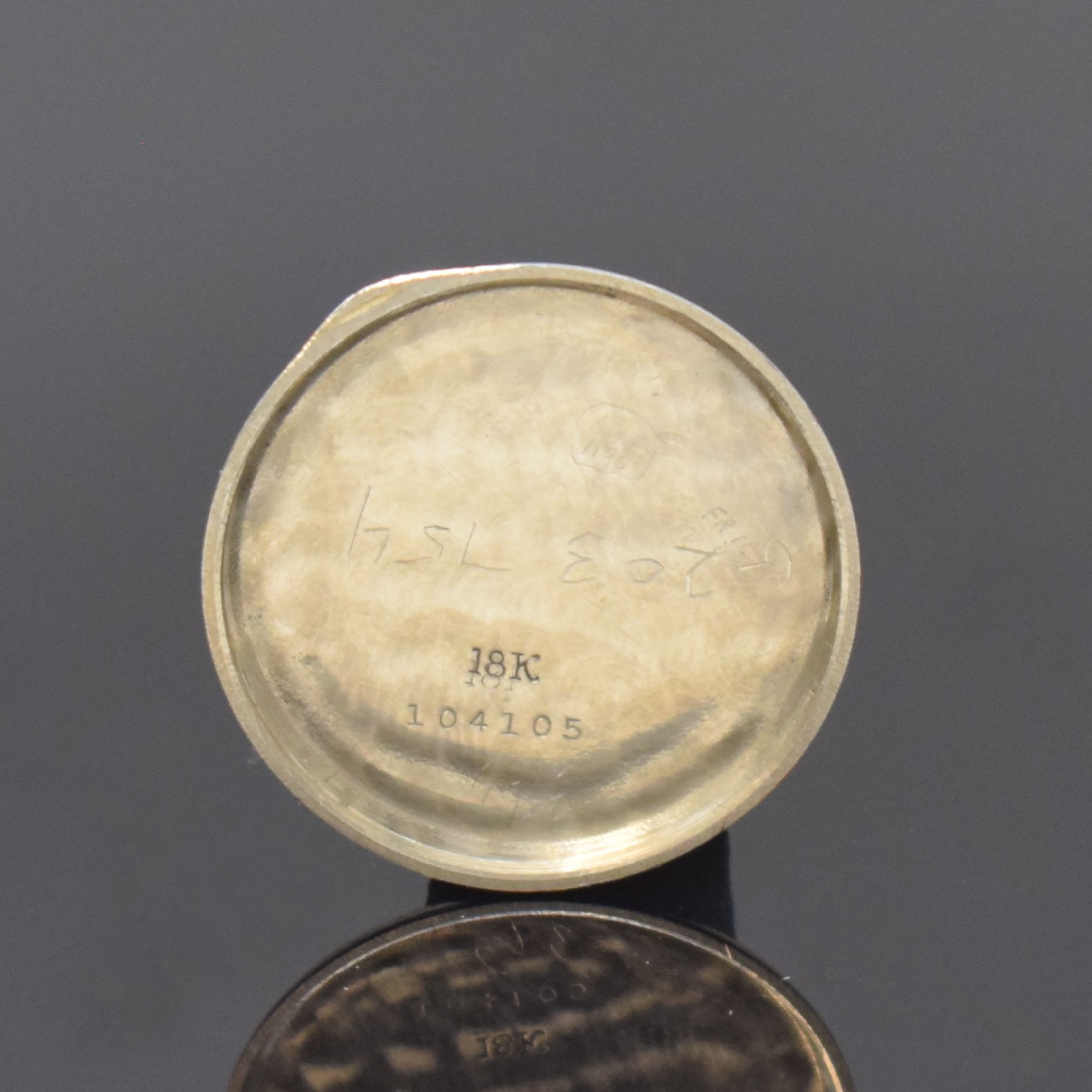 Detail d: PAUL DITISHEIM seltene rechteckige Armbanduhr in 18k Weißgold, Schweiz / USA um 1930, Handaufzug, ausgefallenes Geh. im Stil der Piping Rock, Boden ...