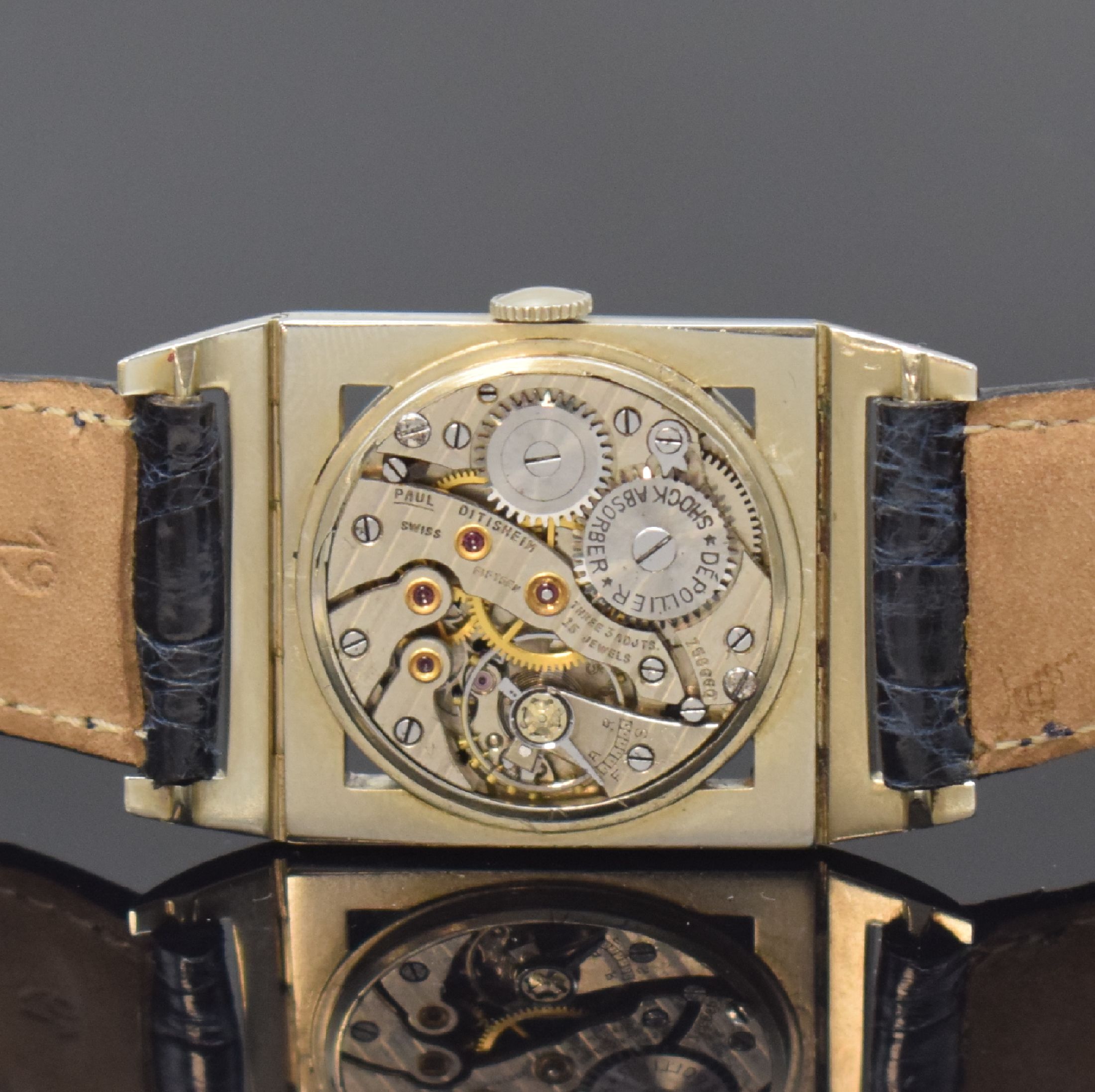 Detail e: PAUL DITISHEIM seltene rechteckige Armbanduhr in 18k Weißgold, Schweiz / USA um 1930, Handaufzug, ausgefallenes Geh. im Stil der Piping Rock, Boden ...