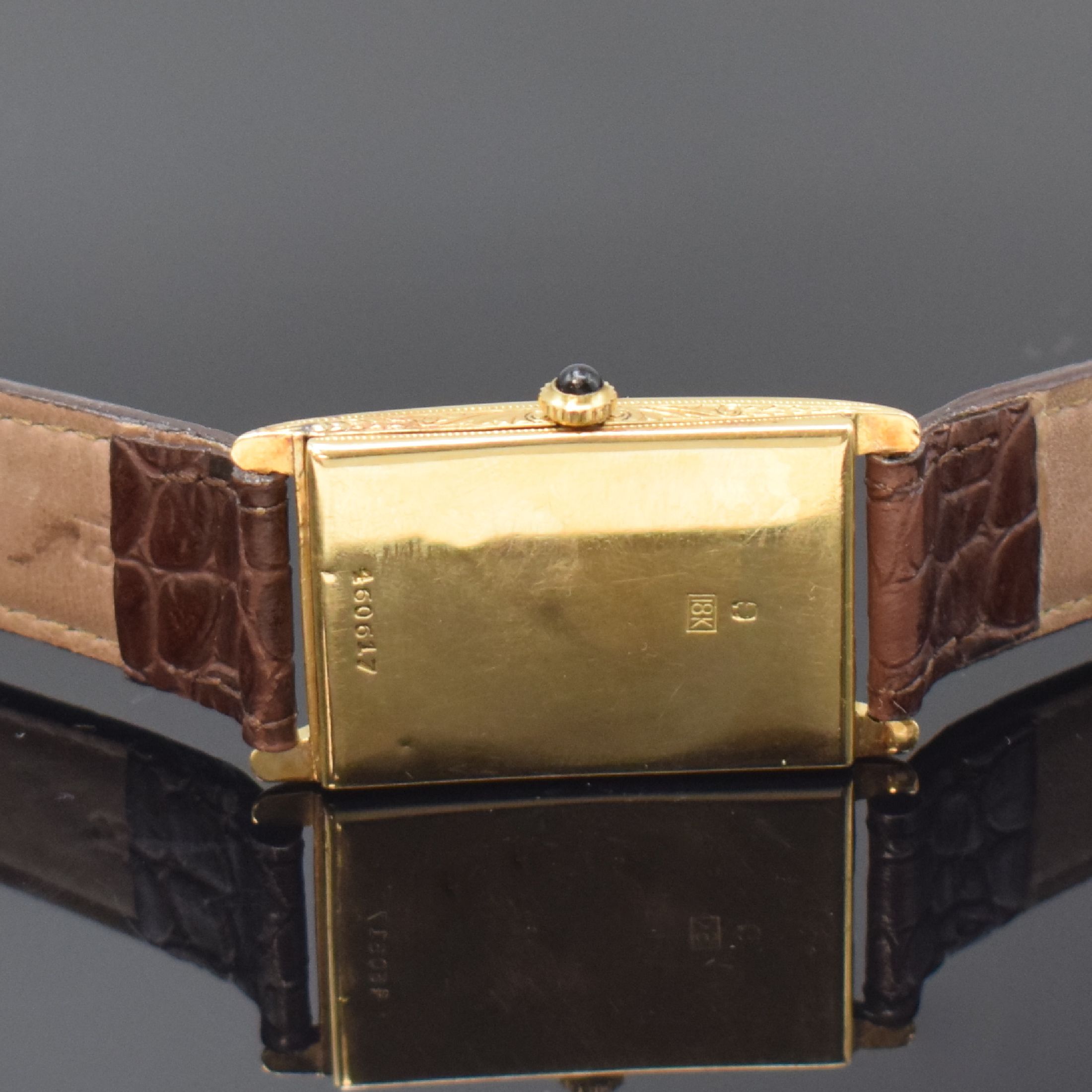 Detail d: UNIVERSAL GENEVE große rechteckige Armbanduhr in GG 750/000, Schweiz um 1930, Handaufzug, Scharniergeh. m. grav. Rand, silb. Zifferbl. rest., Zeiger ...