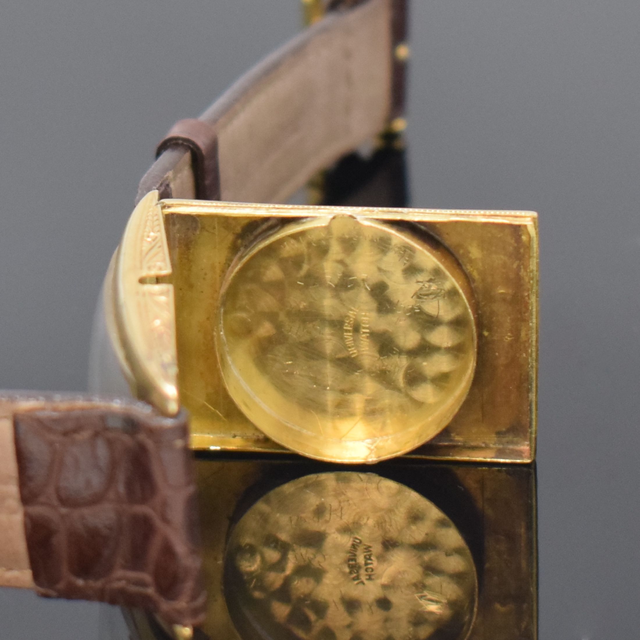 Detail e: UNIVERSAL GENEVE große rechteckige Armbanduhr in GG 750/000, Schweiz um 1930, Handaufzug, Scharniergeh. m. grav. Rand, silb. Zifferbl. rest., Zeiger ...