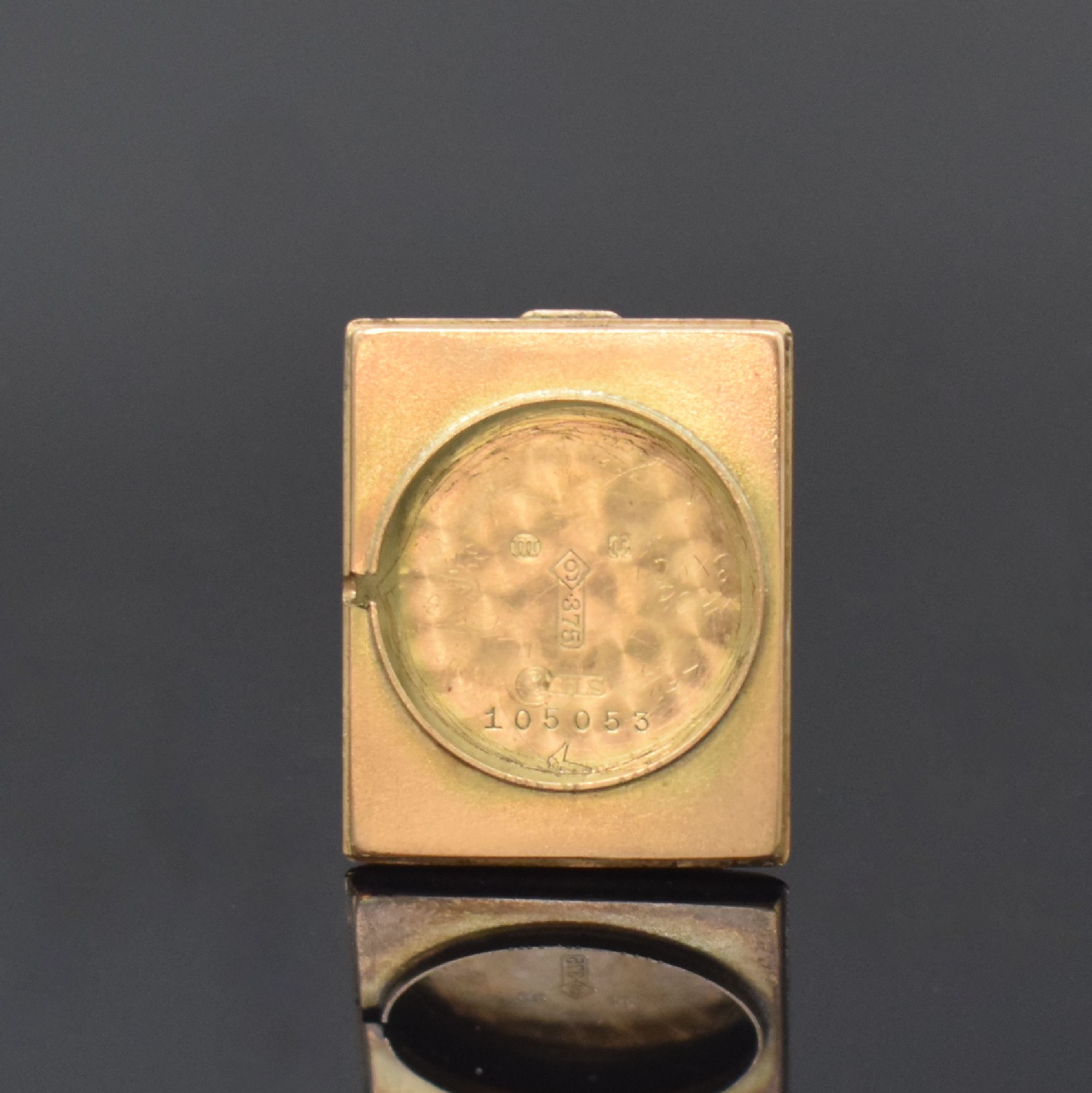 Detail e: UNIVERSAL GENEVE rechteckige Armbanduhr in GG 375/000, Schweiz / England um 1935, Handaufzug, 2-tlg. Geh., Boden aufgedr., schwarzes Zifferbl. rest., ...