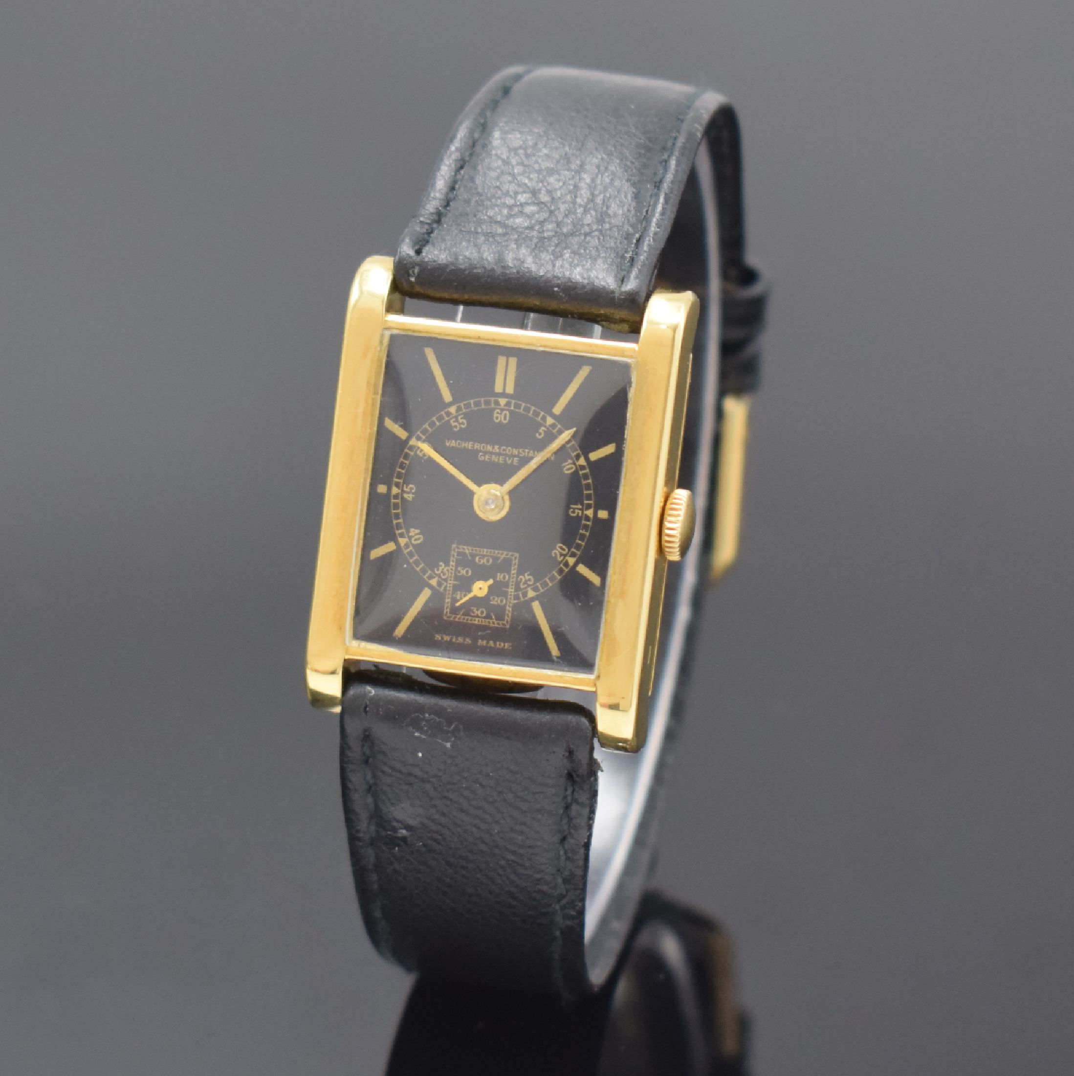 VACHERON & CONSTANTIN rechteckige Armbanduhr in GG 750/000, Schweiz um 1945, Handaufzug, 2-tlg. Geh., Boden aufgedr., schwarzes Zifferbl. rest., ...