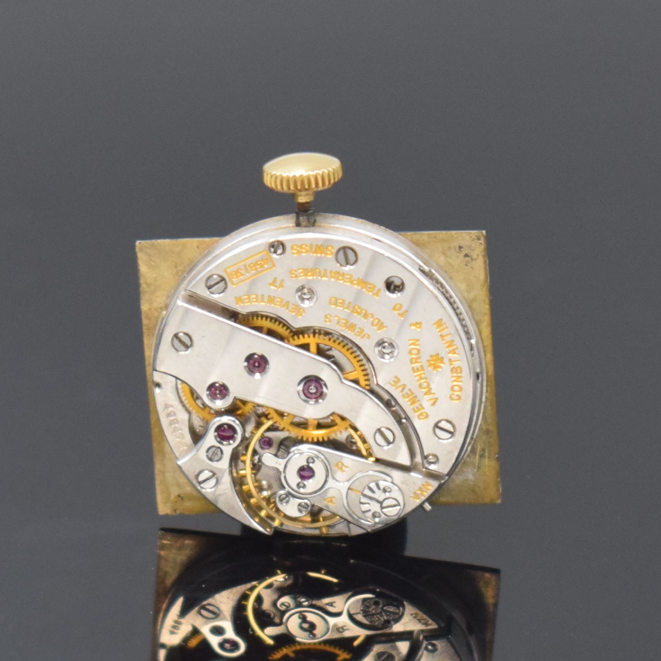 Detail d: VACHERON & CONSTANTIN rechteckige Armbanduhr in GG 750/000, Schweiz um 1945, Handaufzug, 2-tlg. Geh., Boden aufgedr., schwarzes Zifferbl. rest., ...