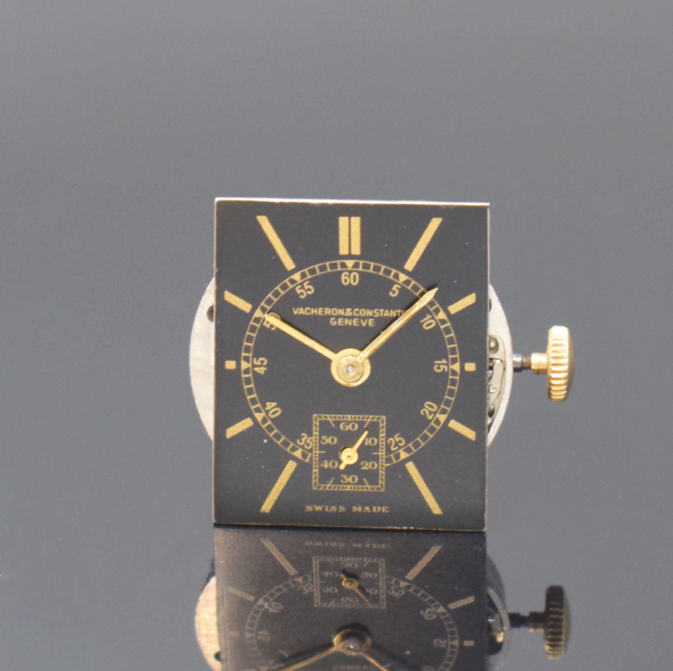 Detail f: VACHERON & CONSTANTIN rechteckige Armbanduhr in GG 750/000, Schweiz um 1945, Handaufzug, 2-tlg. Geh., Boden aufgedr., schwarzes Zifferbl. rest., ...