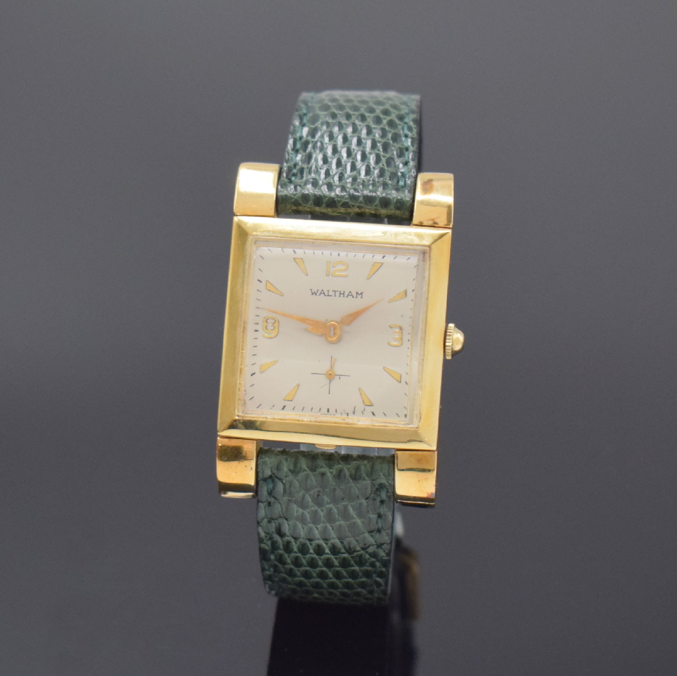 WALTHAM große rechteckige Armbanduhr in GG 585/000, USA / Schweiz um 1955, Handaufzug, 2-tlg. Geh., Lünette aufgedr., silb. quadrat. Zifferbl. fl., ...