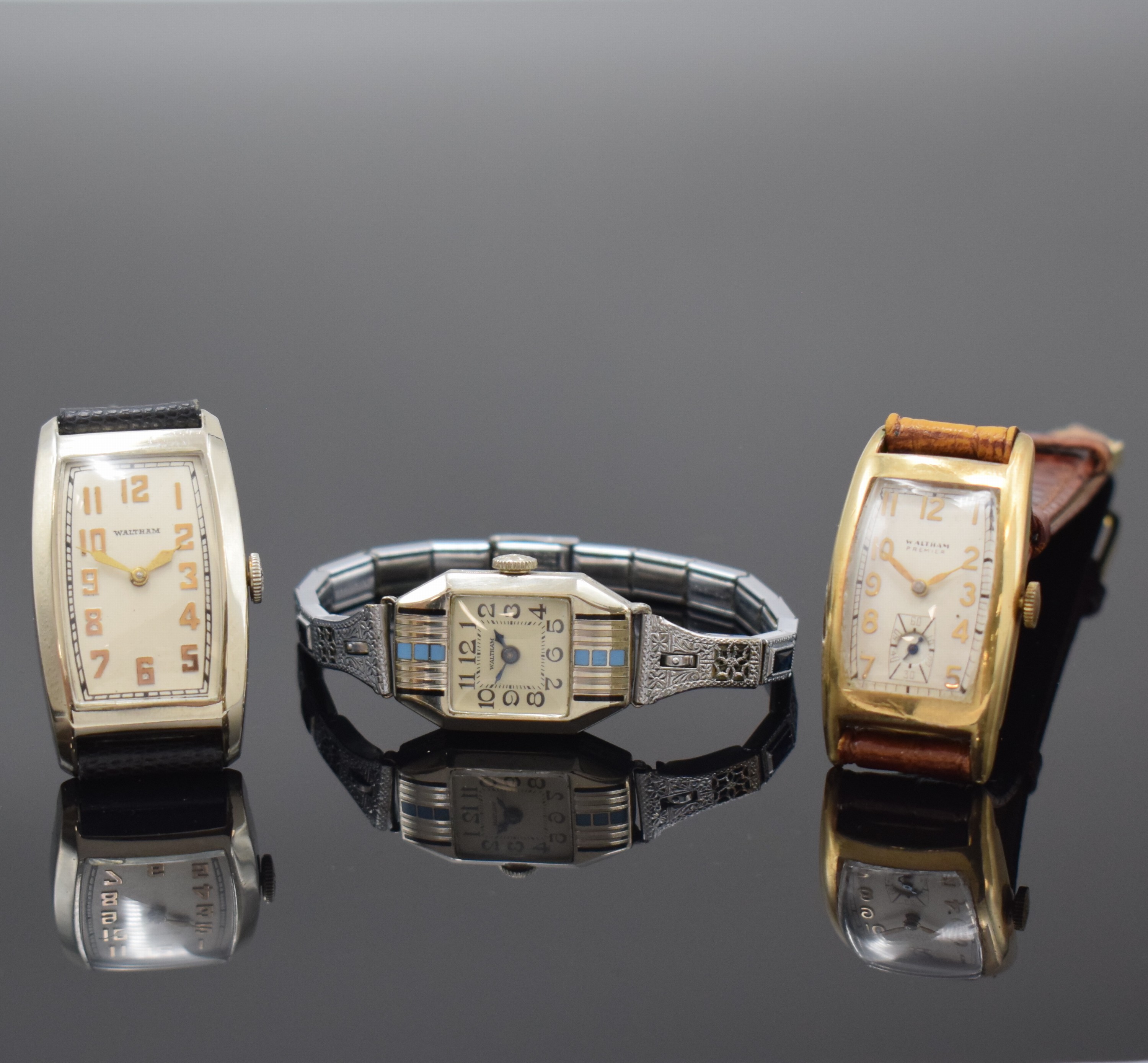 WALTHAM 3 rechteckige gold-filled Armbanduhren, USA um 1930 - 1940, Handaufzug, 2-tlg. Geh. m. aufgedr. Böden, silb. Zifferblätter rest., Zeiger ...