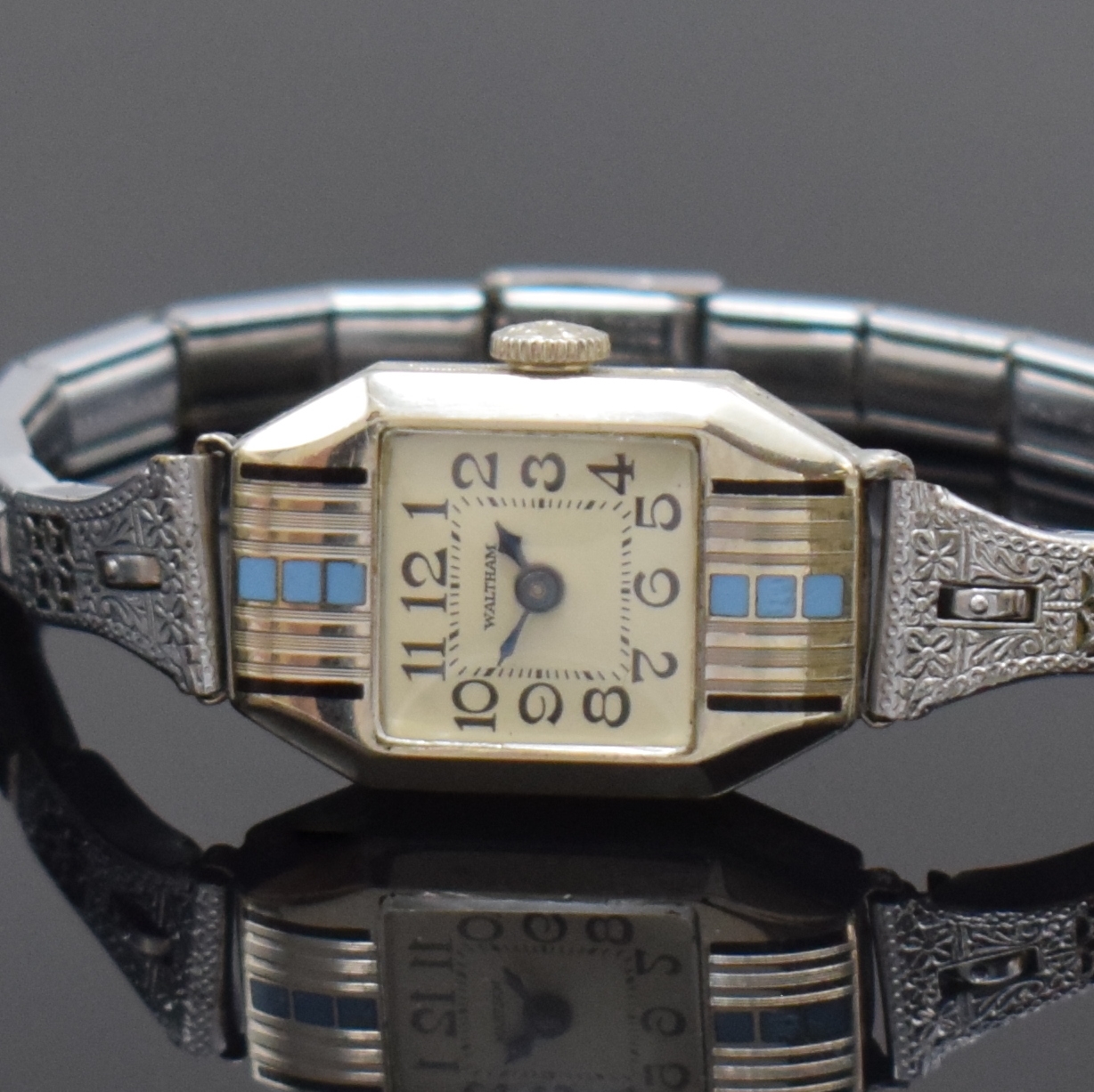 Detail b: WALTHAM 3 rechteckige gold-filled Armbanduhren, USA um 1930 - 1940, Handaufzug, 2-tlg. Geh. m. aufgedr. Böden, silb. Zifferblätter rest., Zeiger ...