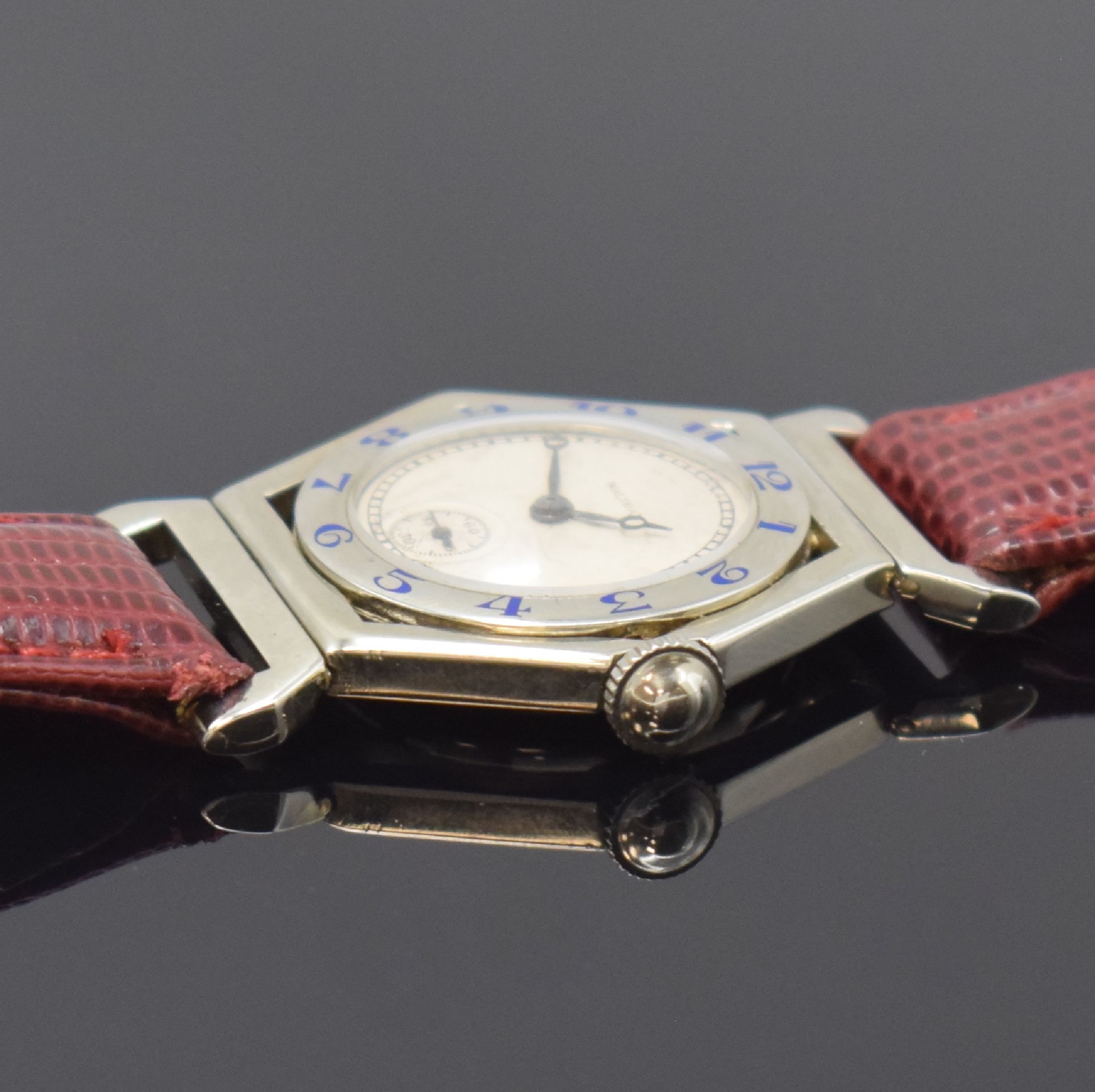 Detail b: WALTHAM seltene 6-eckige Armbanduhr in WG 750/000, USA um 1930, 3-tlg. Geh., ausgestellte bewegl. Anstöße, Monogramm-Grav. auf aufgedr. Boden, ...