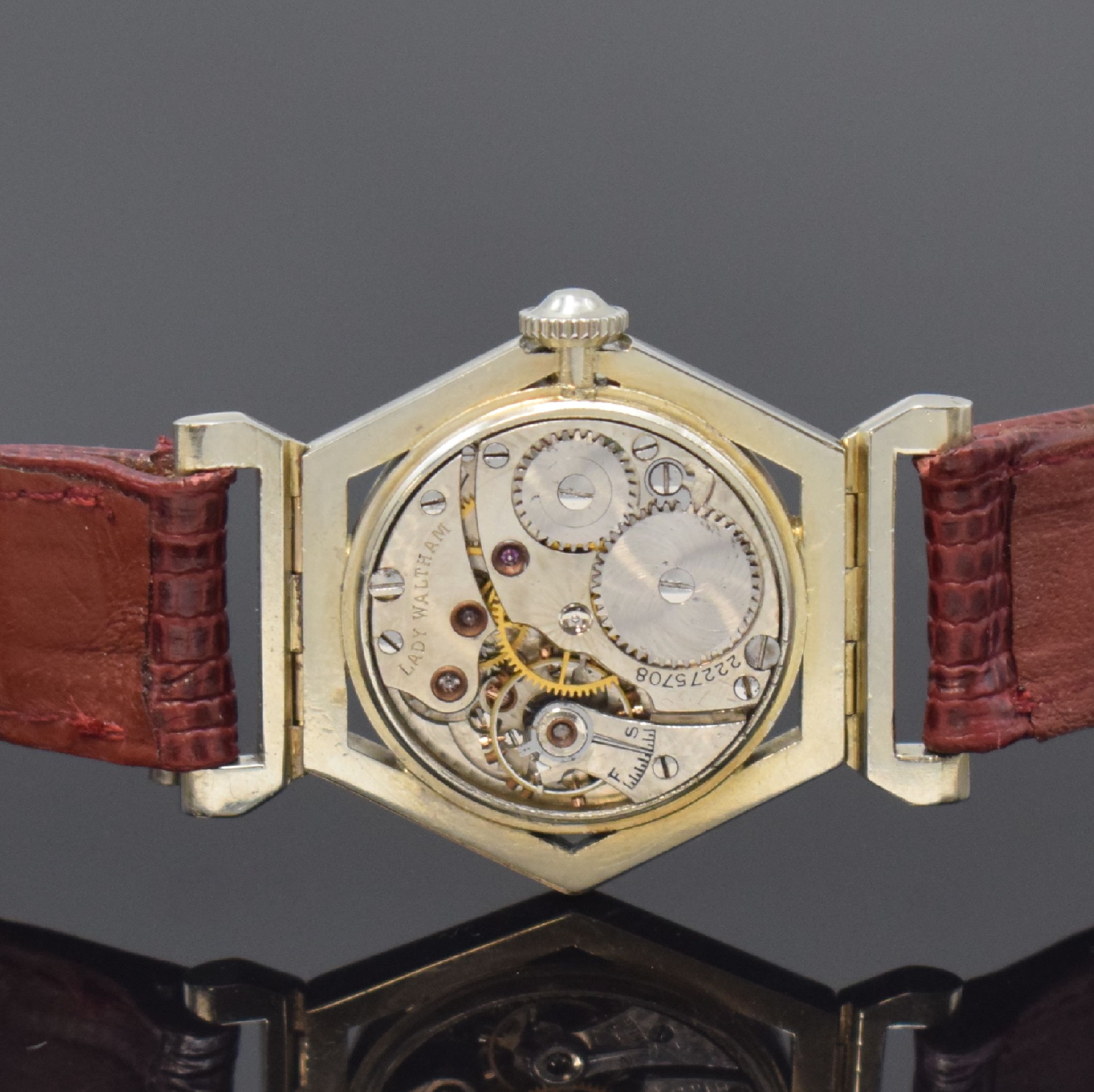 Detail d: WALTHAM seltene 6-eckige Armbanduhr in WG 750/000, USA um 1930, 3-tlg. Geh., ausgestellte bewegl. Anstöße, Monogramm-Grav. auf aufgedr. Boden, ...