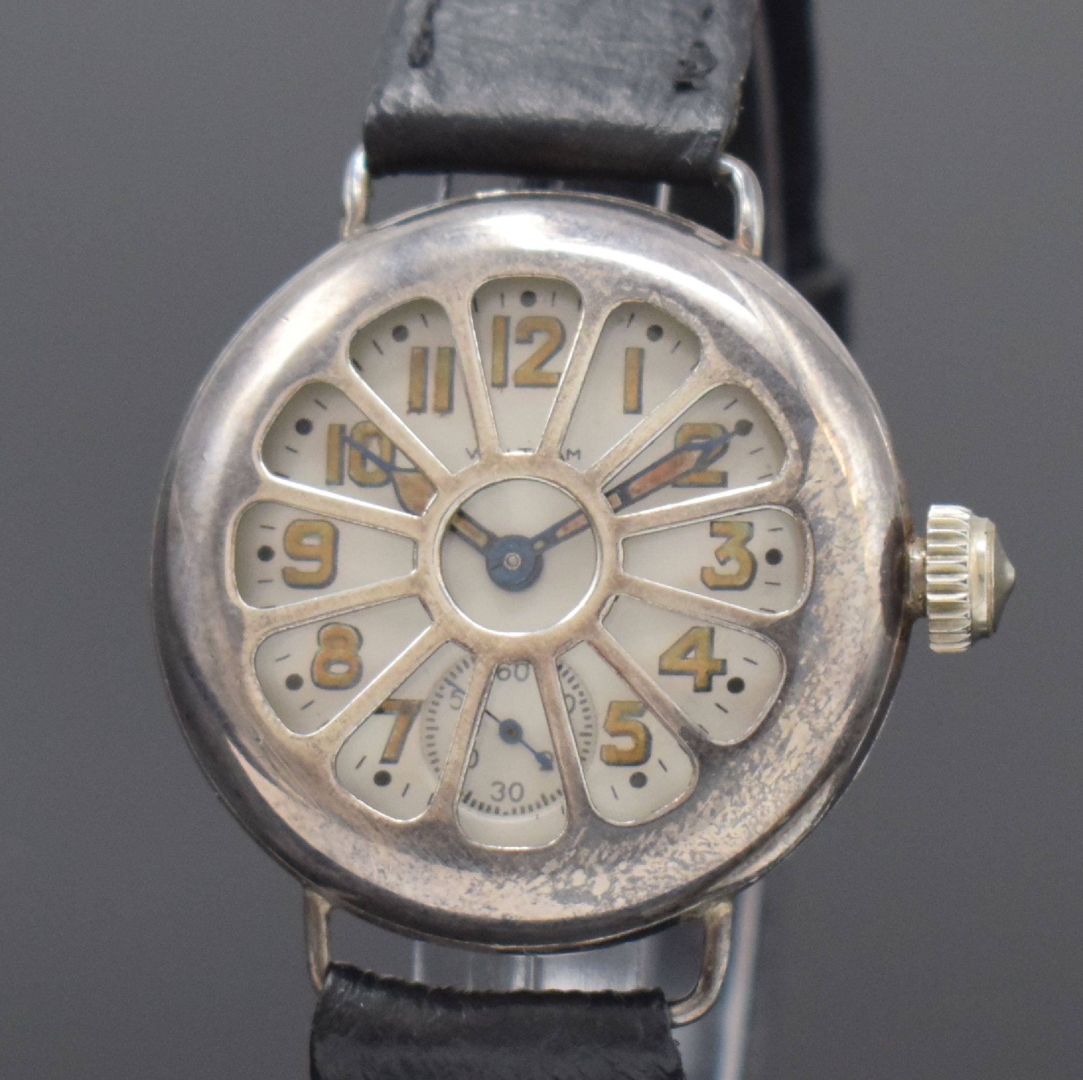 Detail a: WALTHAM seltene Schützengrabenuhr in Silber, USA um 1920, Handaufzug, glattes Geh. m. festen Drahtanstößen, Boden und radial durchbrochene ...