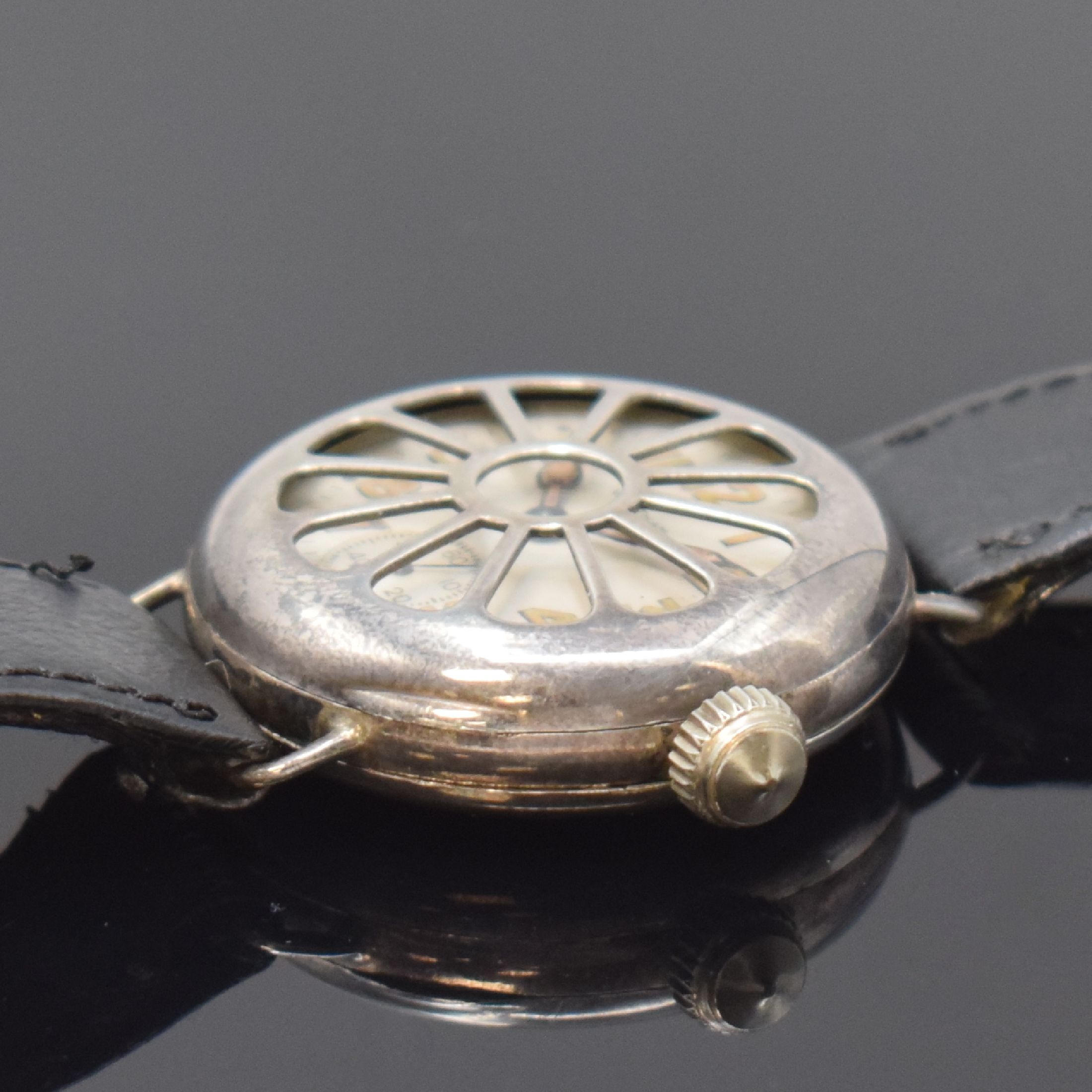 Detail b: WALTHAM seltene Schützengrabenuhr in Silber, USA um 1920, Handaufzug, glattes Geh. m. festen Drahtanstößen, Boden und radial durchbrochene ...